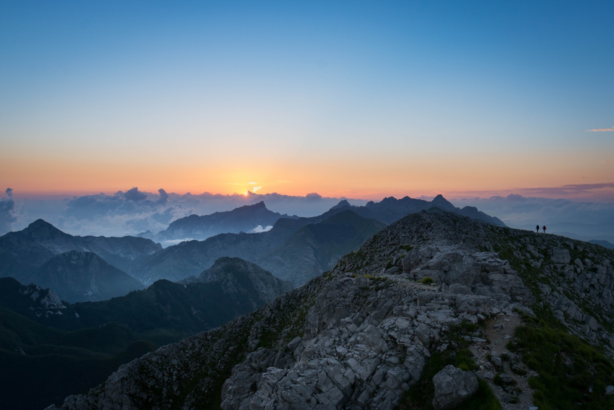 Sommets des Alpes apuanes au coucher du soleil