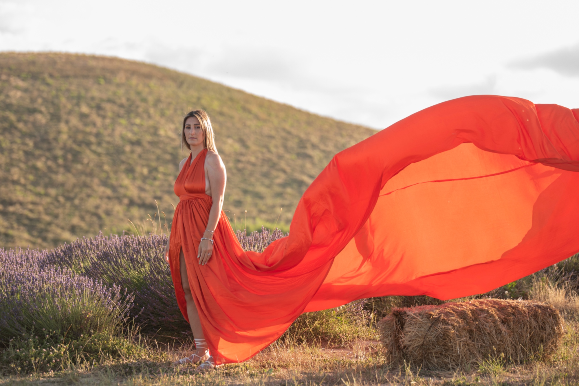 Photo shoot in the Tuscan countryside with flying dress