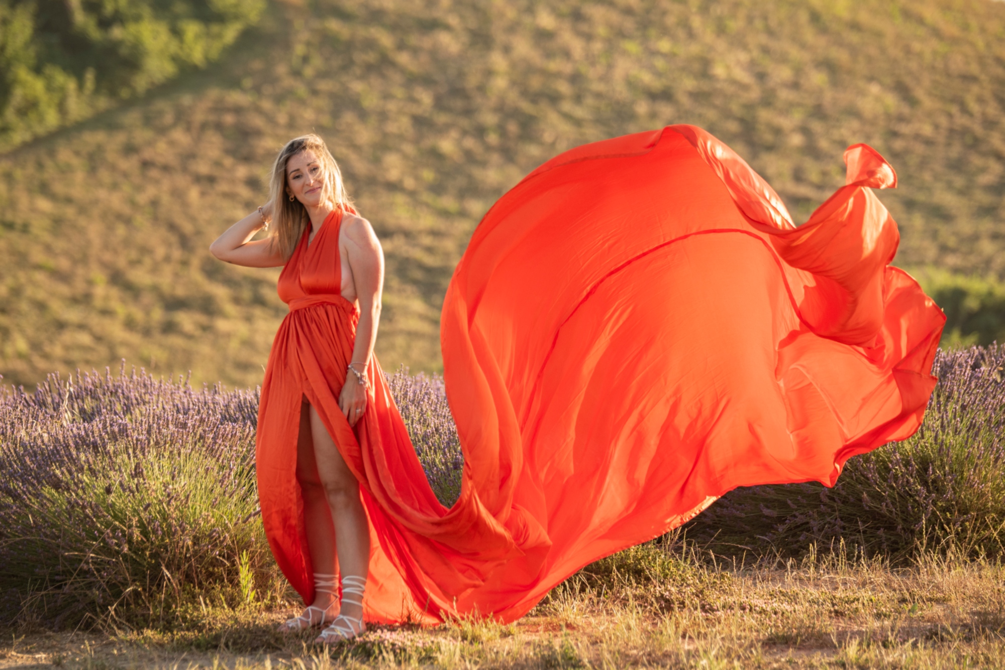 Sesión de fotos en los campos toscanos con vestido flotante