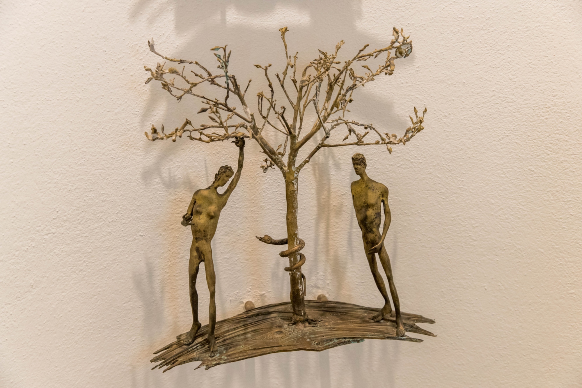 Adamo ed Eva, scultura di Cecco Bonanotte al Battistero di Vinci