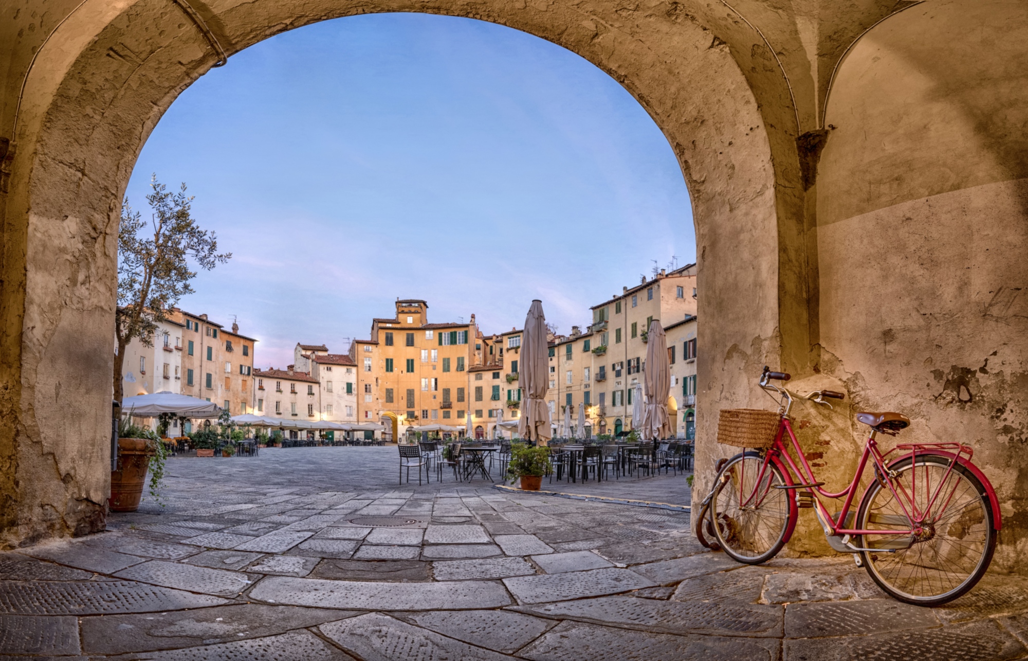 Discover Lucca and the gentle hills of Montecarlo by bike