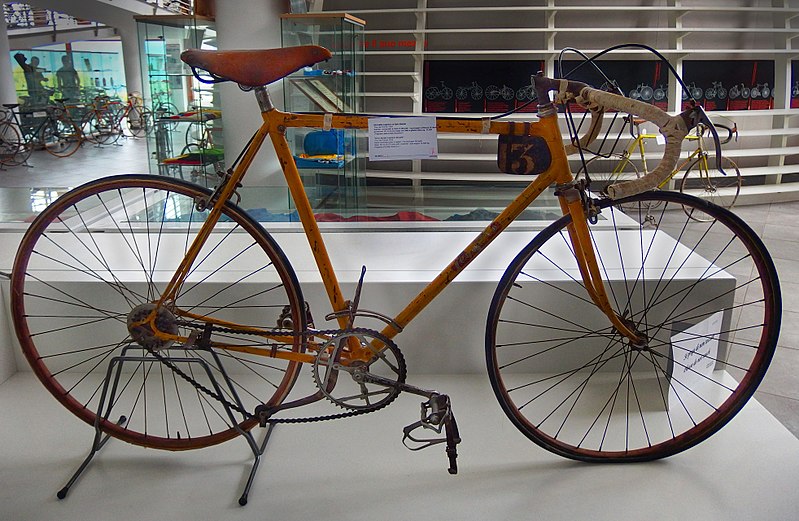 800px-Museo_del_Ciclismo_Madonna_del_Ghisallo,_Gino_Bartali_bicycle_on_Tour_de_France_1938_(edited_version)