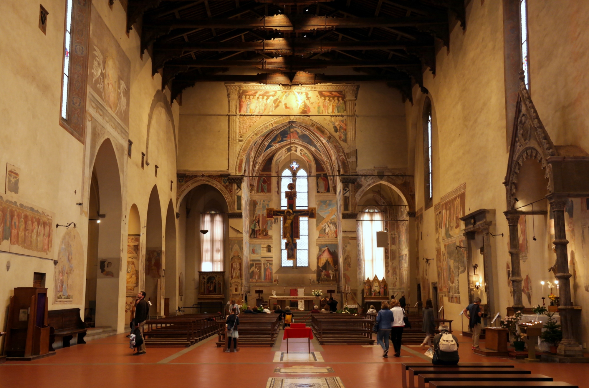 El interior de la Basílica San Francesco