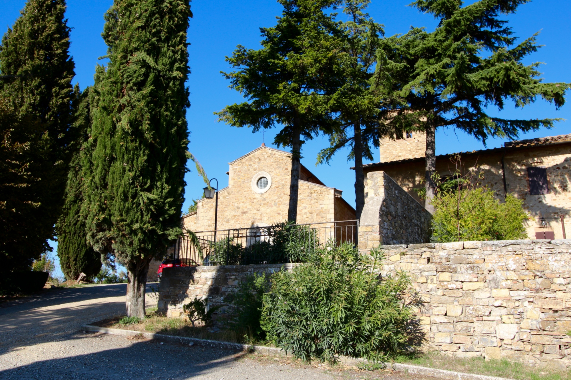 Die Pfarrkirche Sant'Agnese und die charakteristischen Zypressen