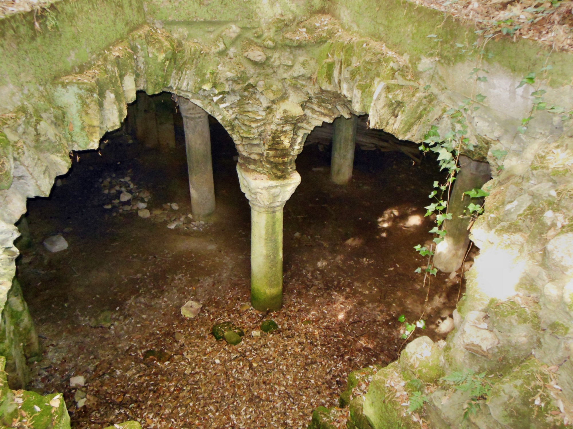 Il misterioso e suggestivo ambiente ipogeo della Cripta di San Salvatore