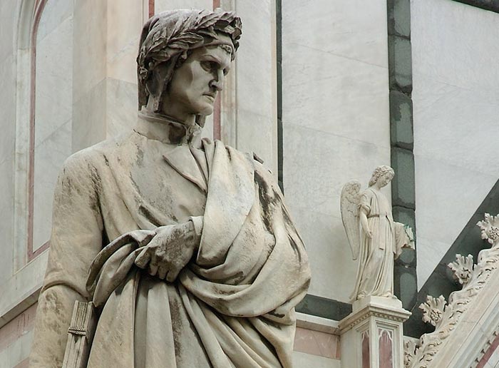 La statua di Dante in Piazza Santa Croce