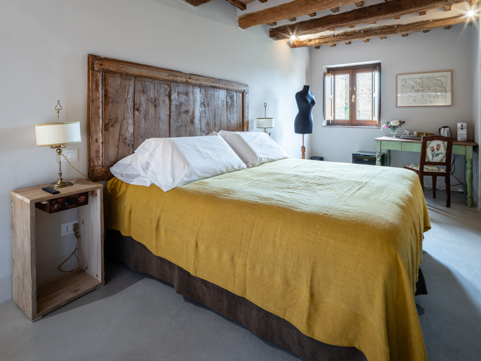 Il letto matrimoniale di Rooms and wine Bed and breakfast a Monteriggioni