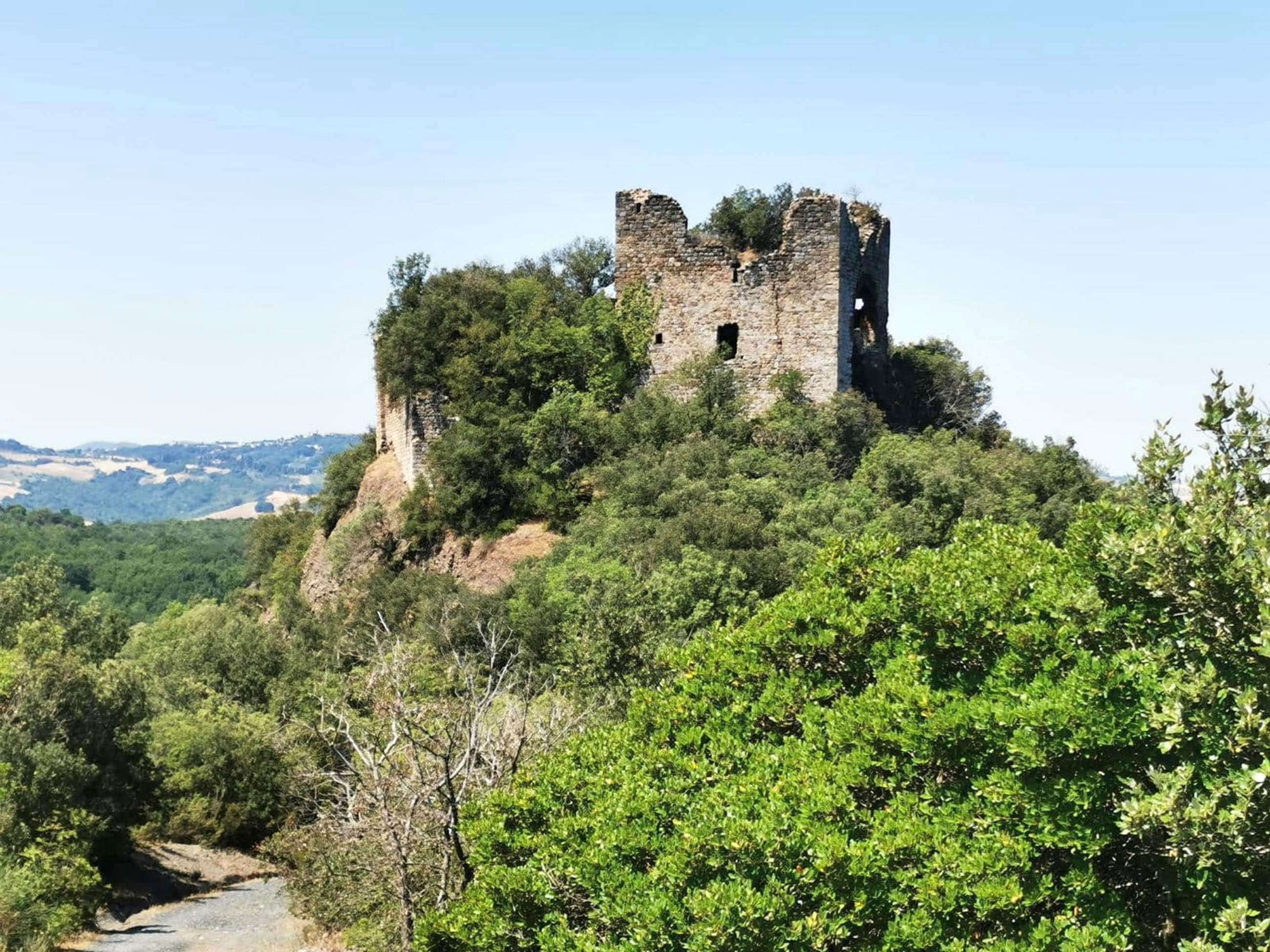 Dal Masso delle Fanciulle al Castello dei Vescovi