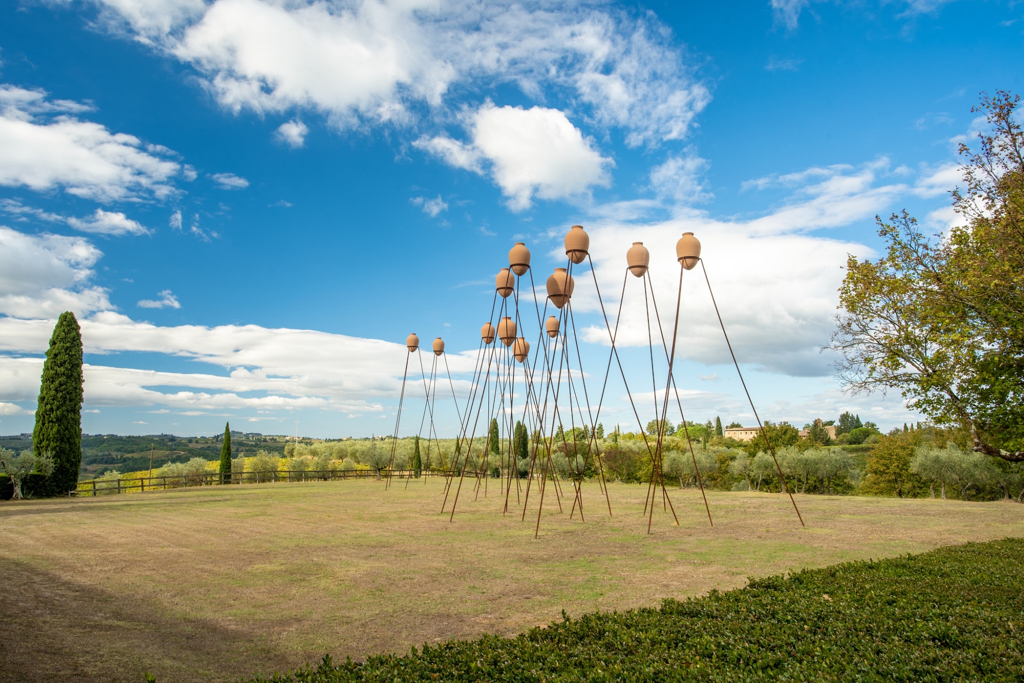 Opere di arte poco fuori dalla Fattoria La Loggia nel Chianti