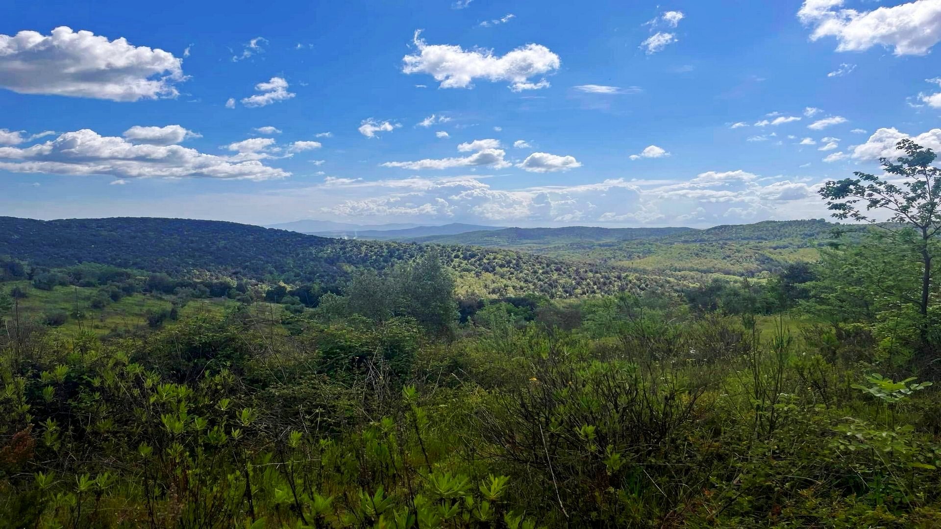 Trekking to discover the Lake of Accesa and the waterfall on the Bruna river