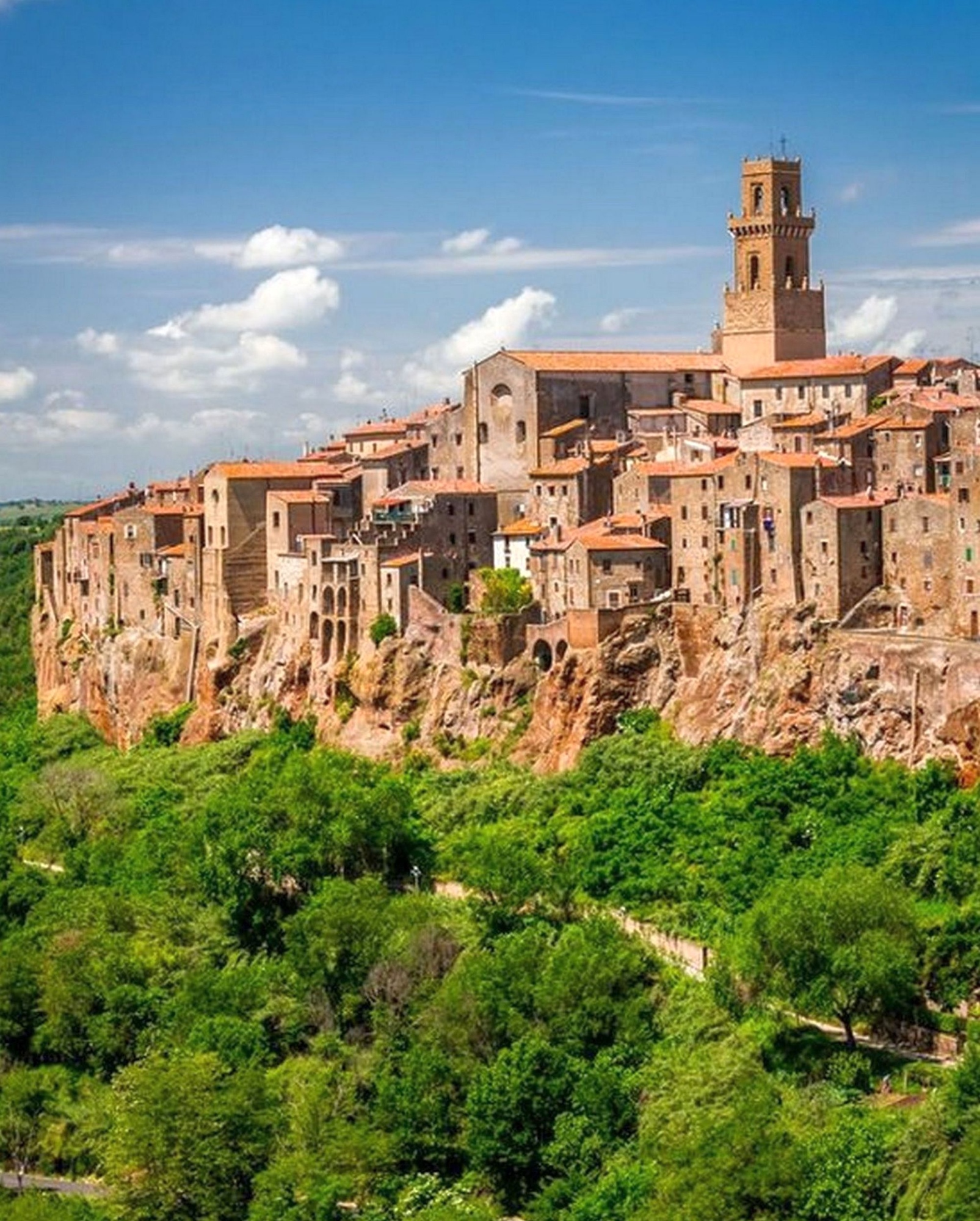 Trekking di 14 km tra Pitigliano e le Vie delle Cave