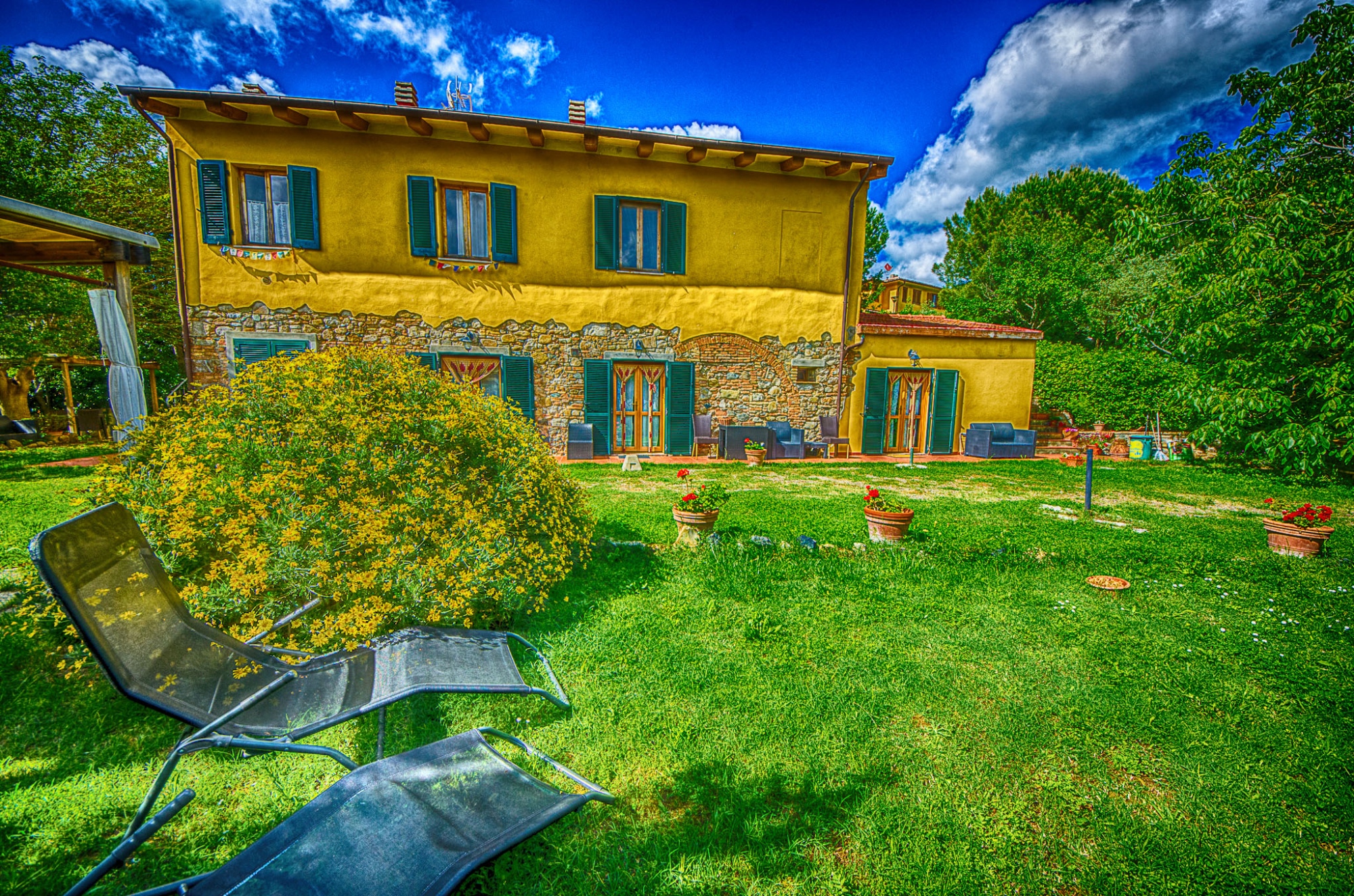 Agriturismo Il Gelso vi aspetta per ospitarvi nei suoi appartamenti in stile rustico toscano sulle colline toscane di Pomaia