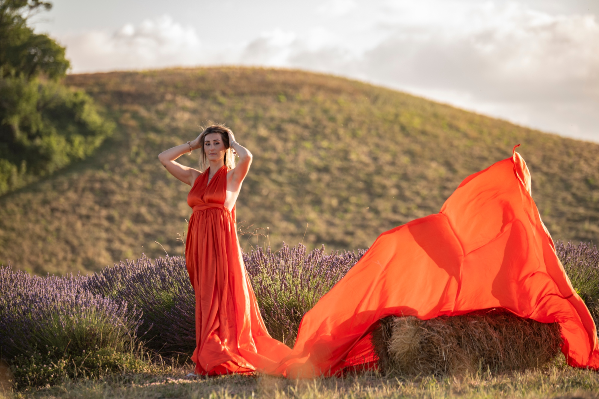 Servizio fotografico nelle campagne toscane con vestito volante