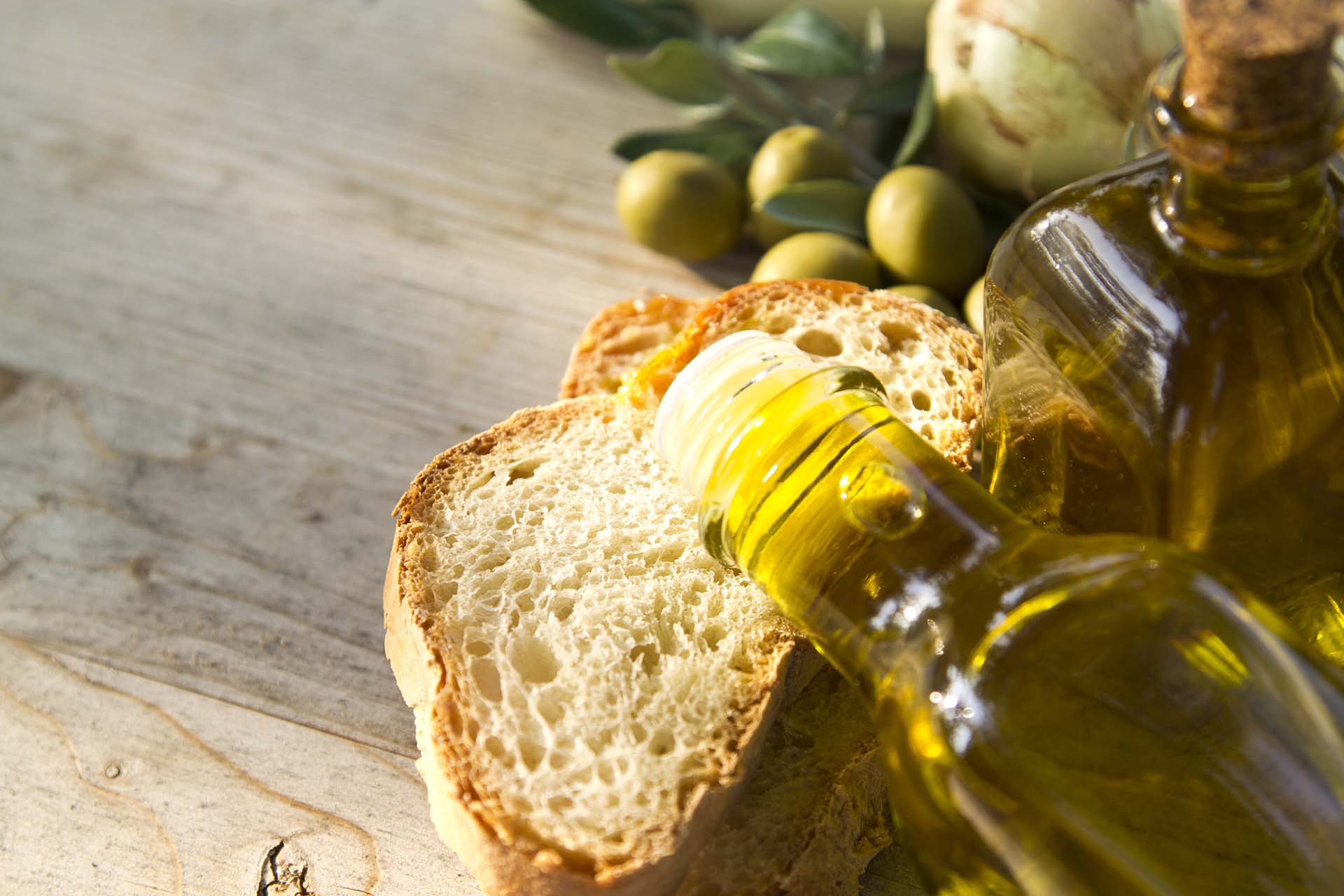 Una fetta di pane con olio di oliva