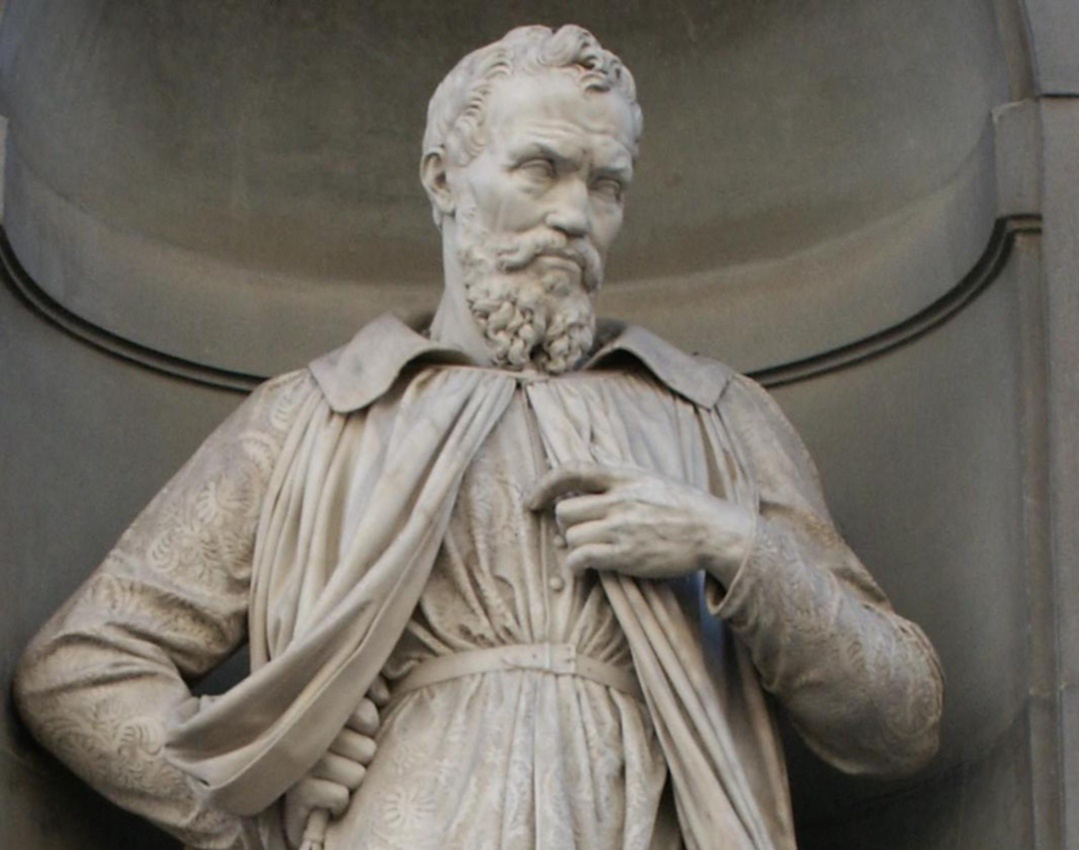Statue von Michelangelo auf dem Piazzale degli Uffizi in Florenz