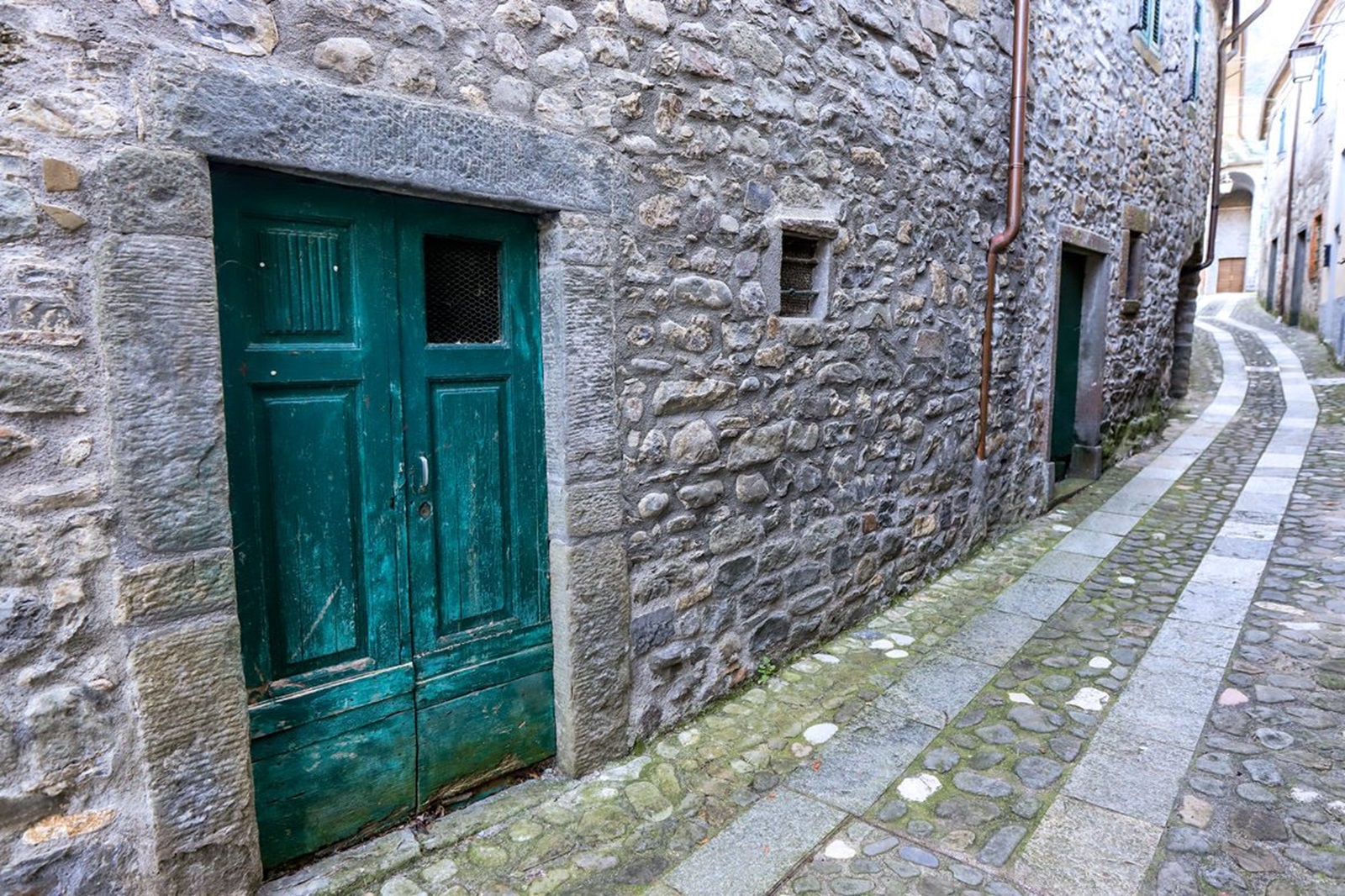 The tunnel villages of Lunigiana