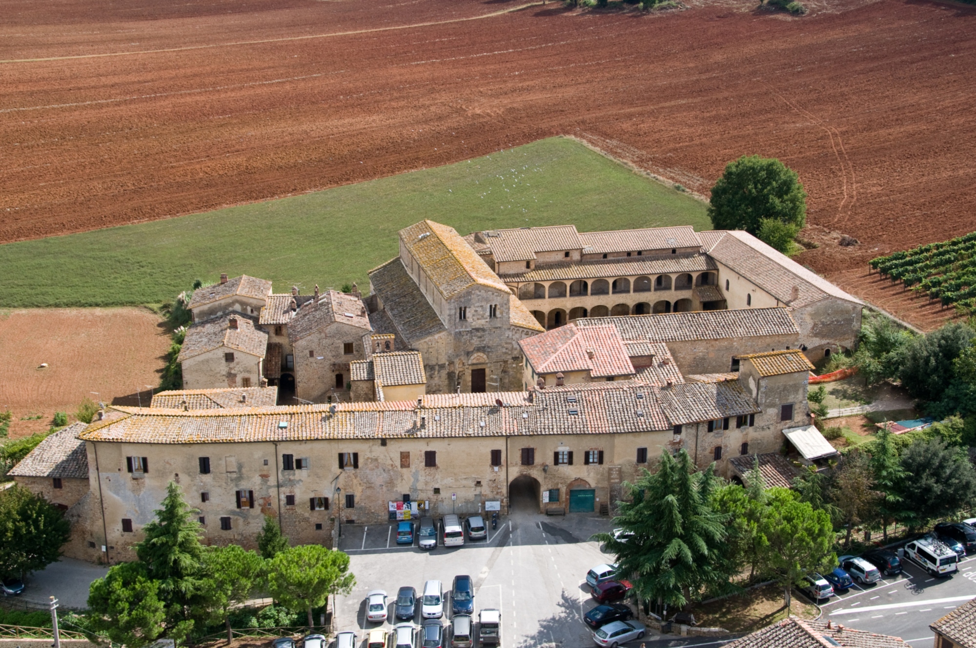 Veduta del polo monumentale e museale di Abbadia Isola a Monteriggioni