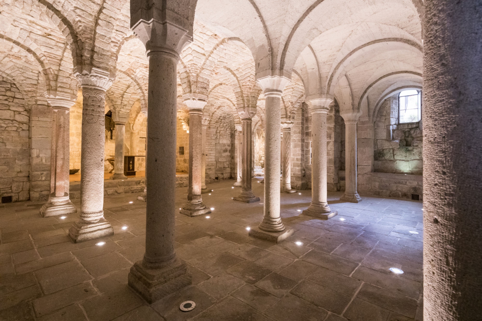 Die Krypta der Abtei San Salvatore