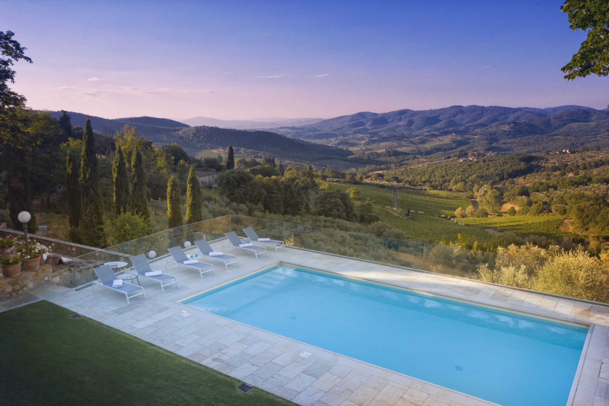 Piscina con vista durante il tramonto a Villa la Petraia