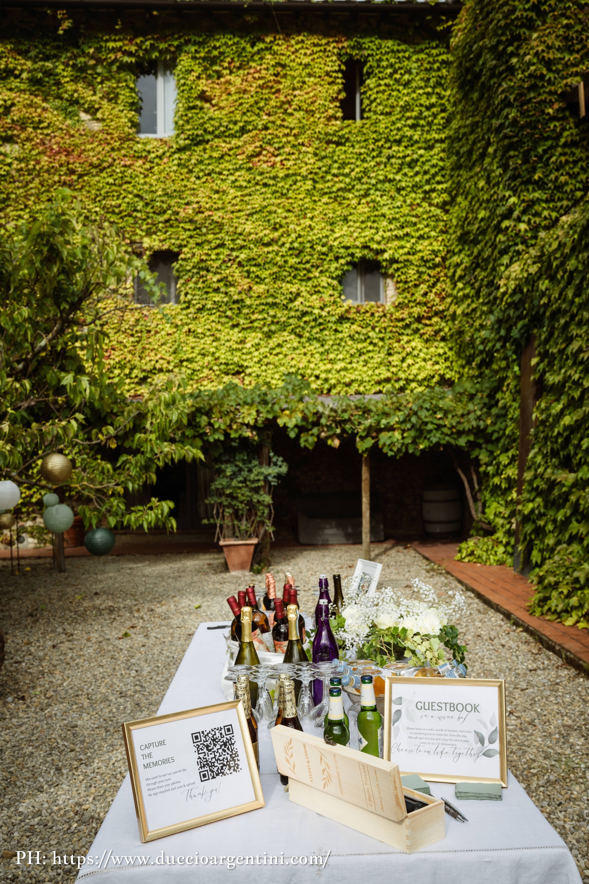 La corte interna dell'Agriturismo Il Bacio ricca di vegetazione