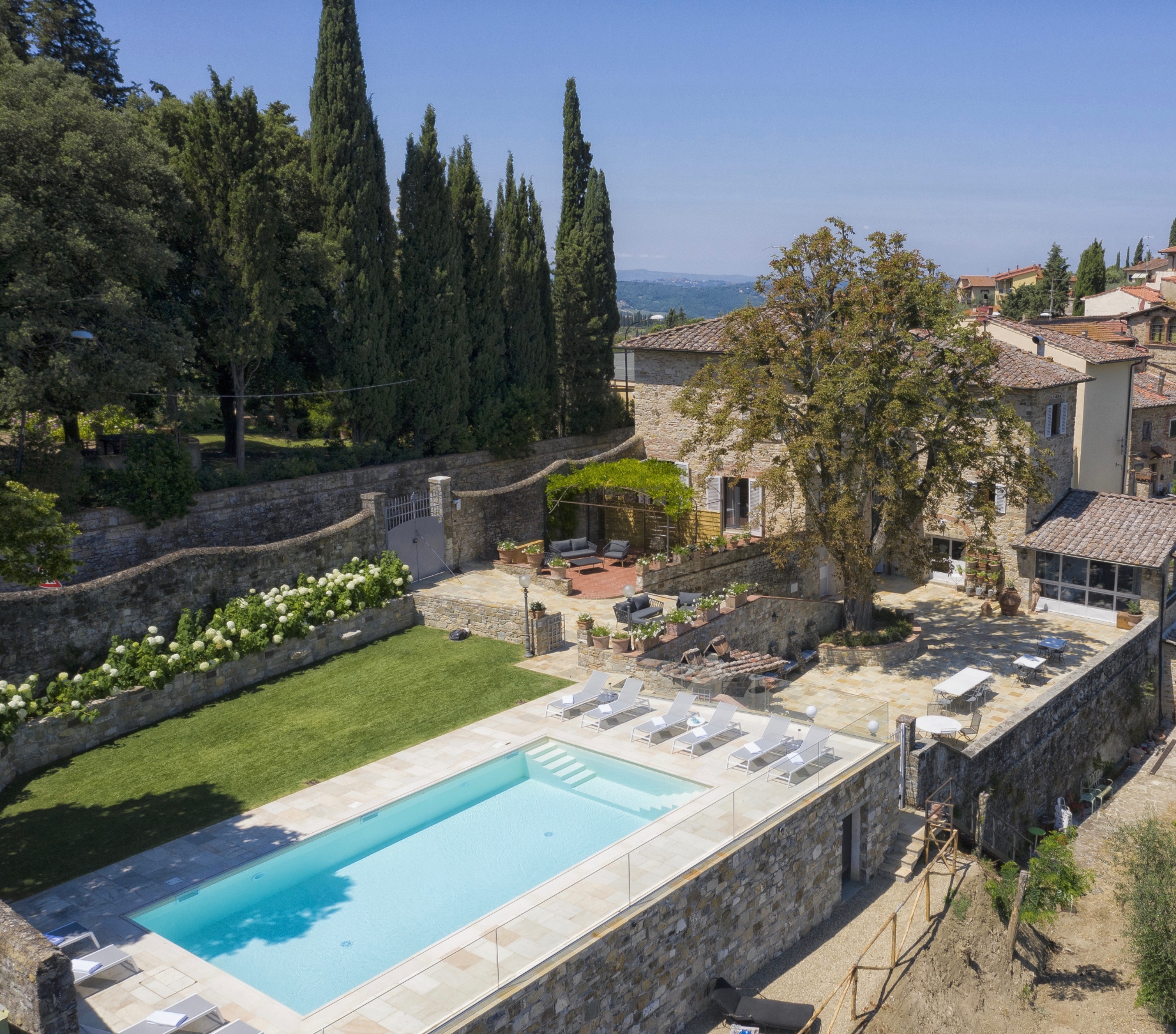 Vista dall'alto della piscina di Villa la Petraia