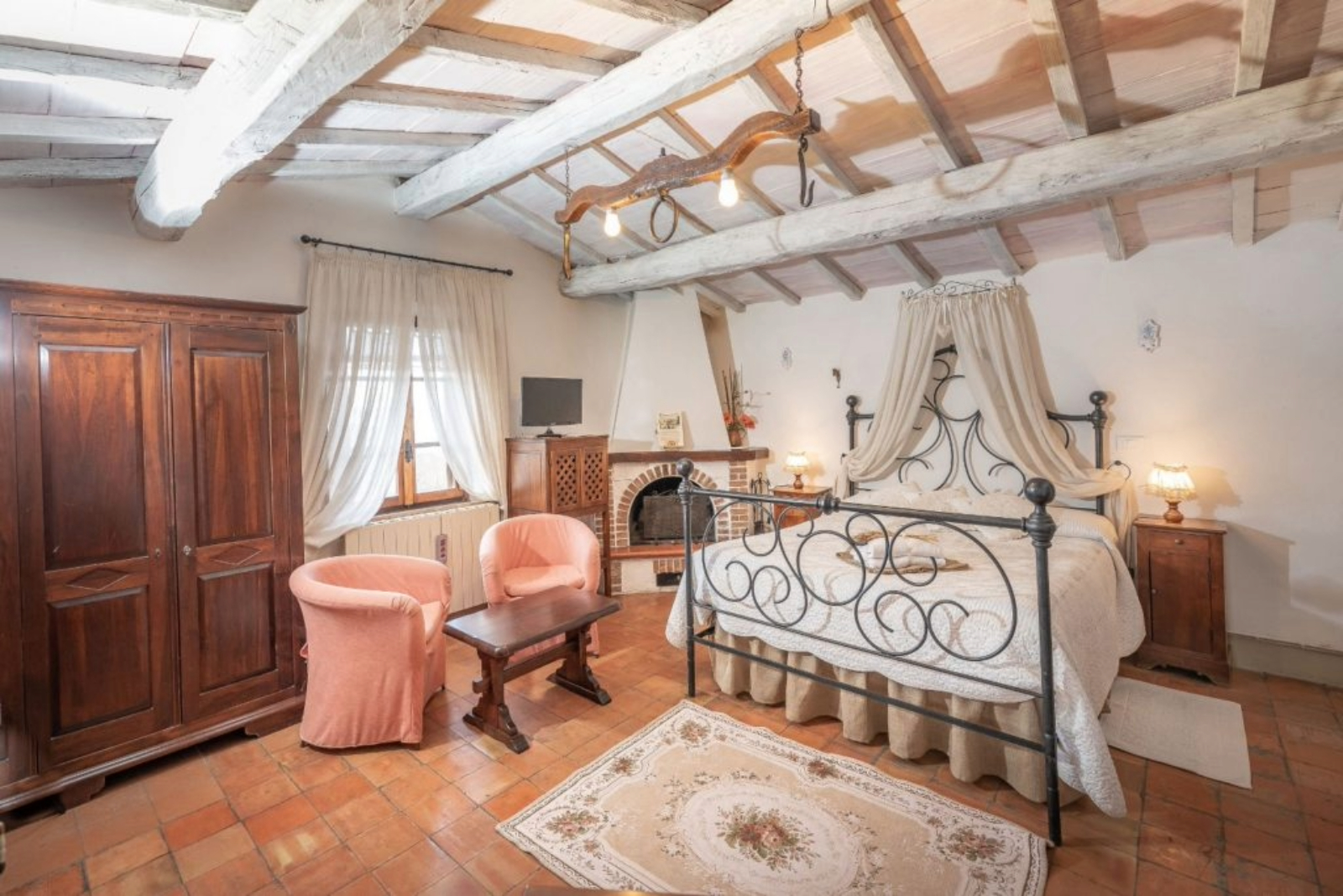 Un appartamento von letto in ferro e armadio all'agriturismo biologico La Selvella in Val d'Orcia