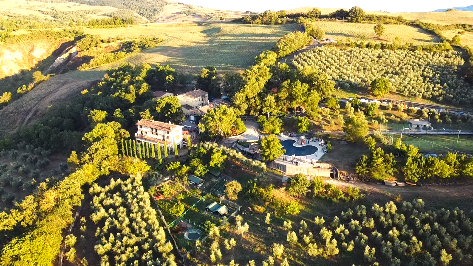 Panorama dall'alto dell'agriturismo biologico La Selvella in Val d'Orcia