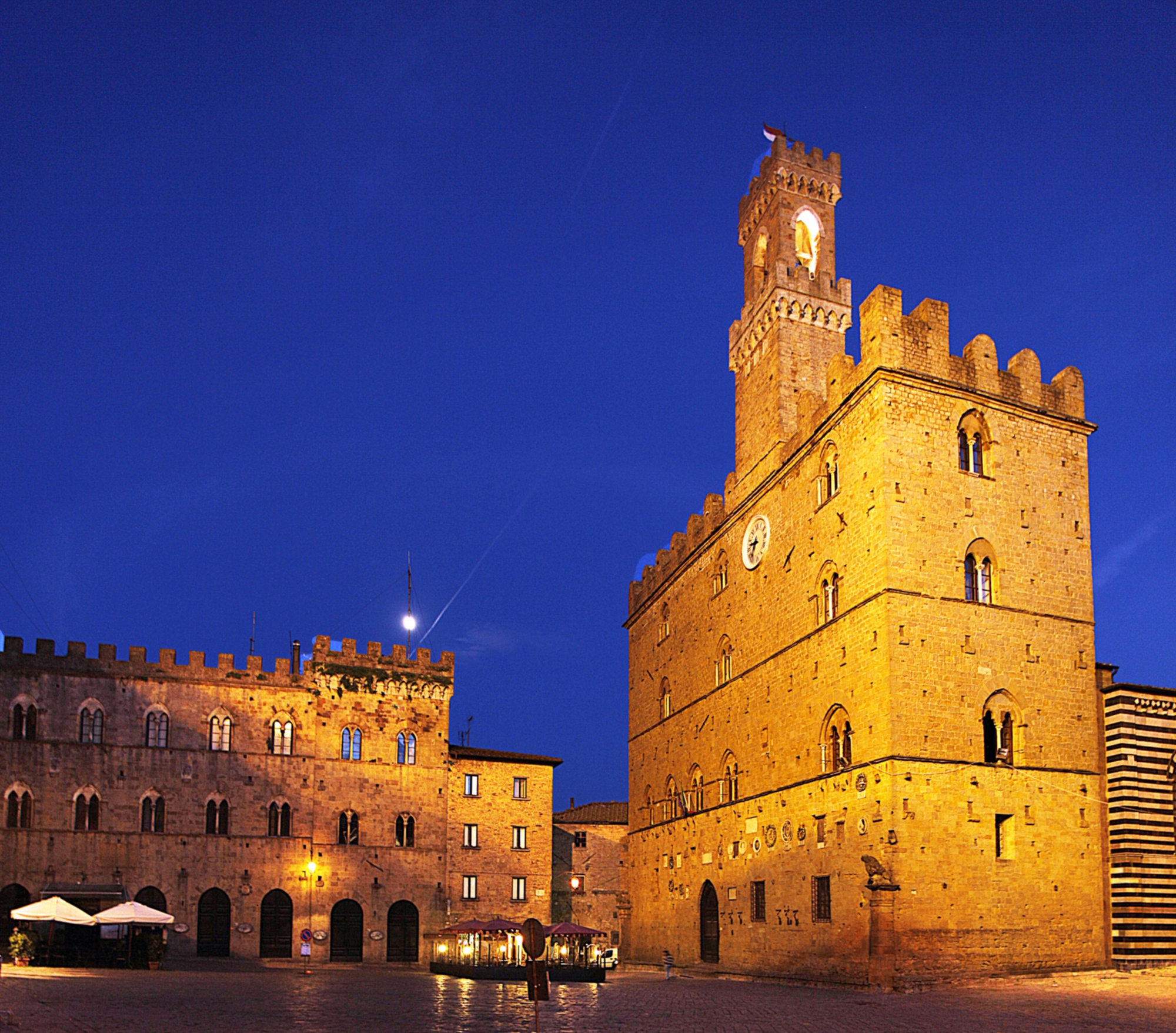 Suggestive night guided tour to discover the most beautiful places of Volterra