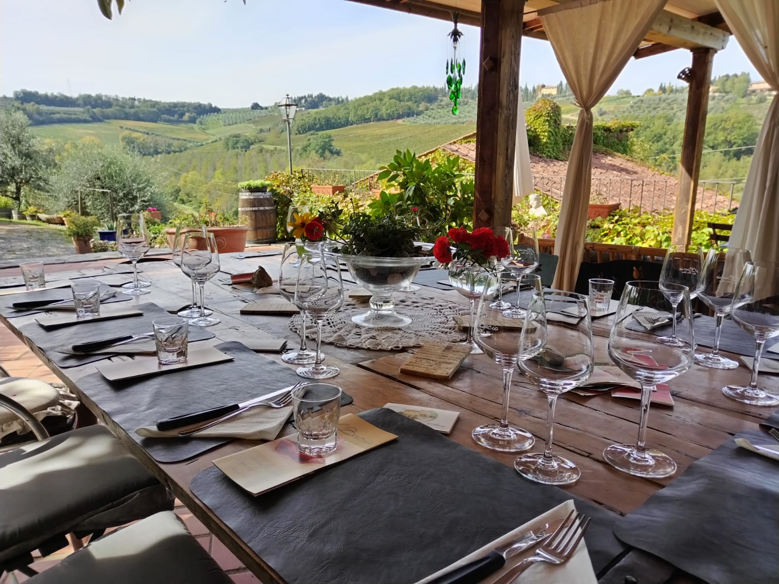 La sala da pranzo esterna dell'Agriturismo Il Bacio 