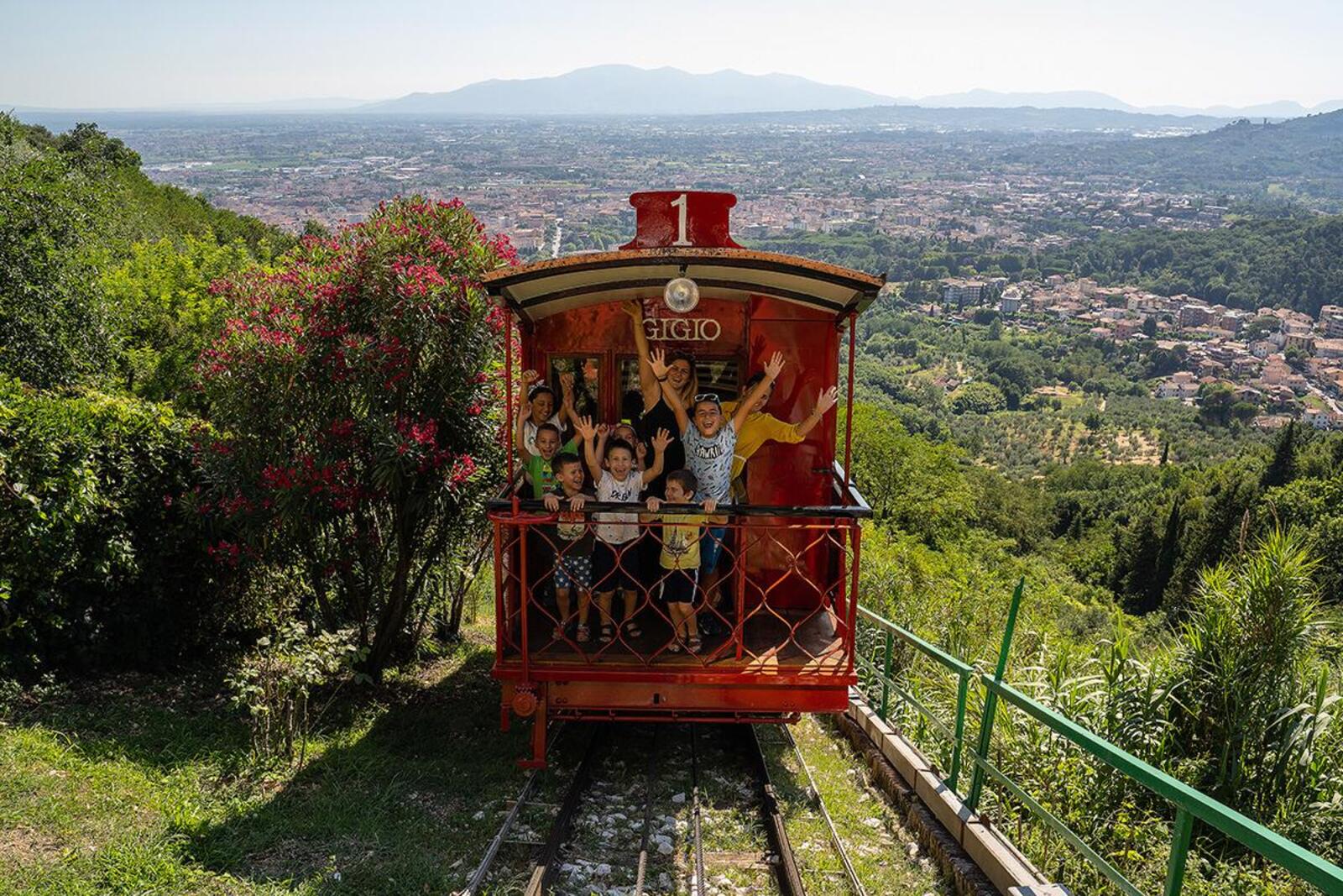 A bordo dei trenini originali, godrai di uno straordinario panorama e potrai rivivere la splendida storia di Montecatini