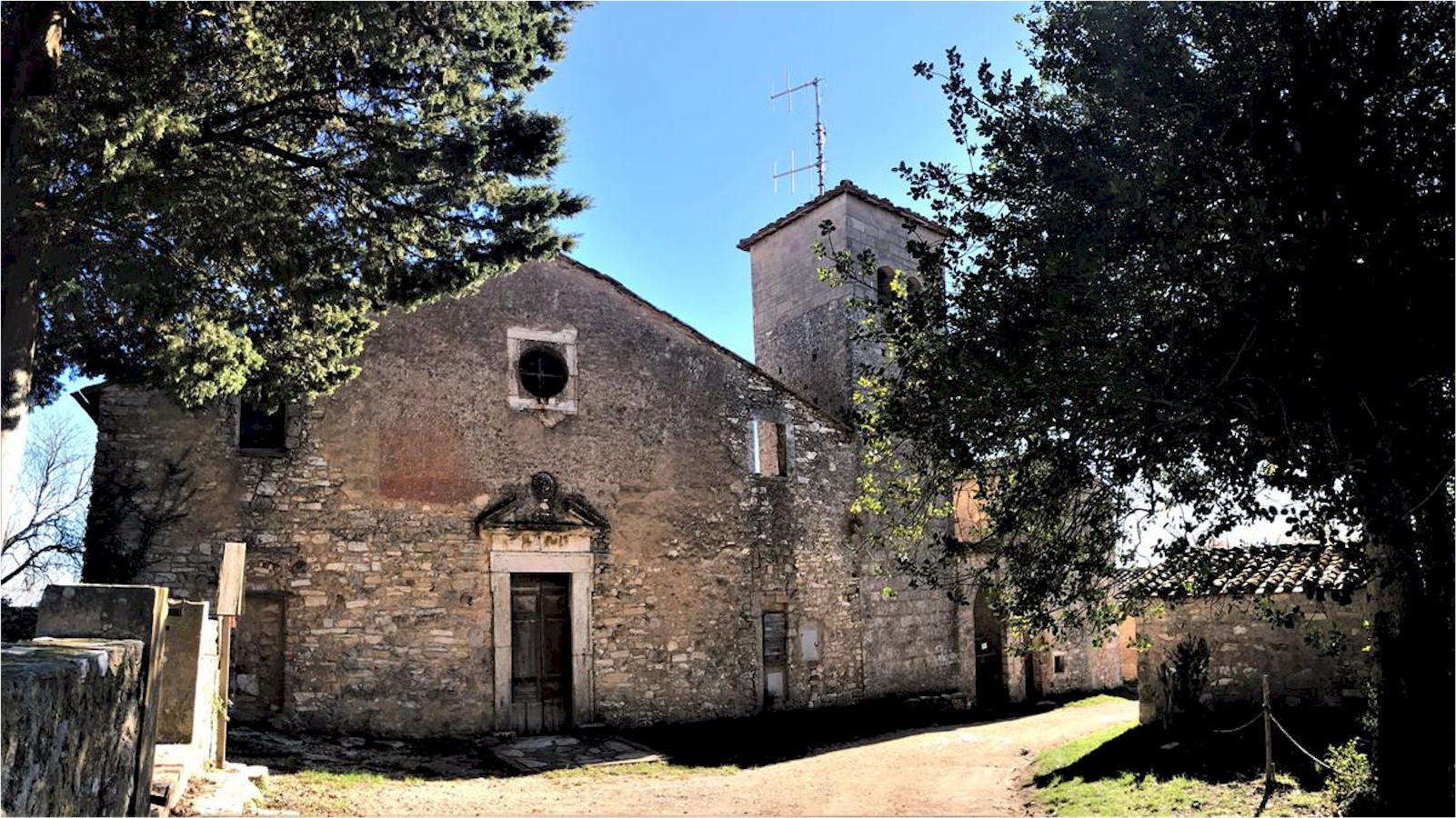 Tour tra ambiente e storia per scoprire il mondo dei marmi gialli della Montagnola Senese