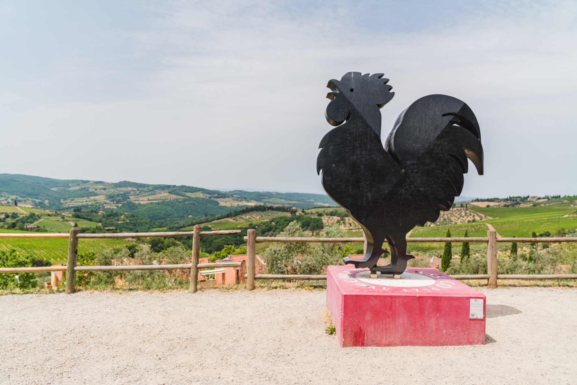 Statua del Gallo Nero con panorama sulle campagne