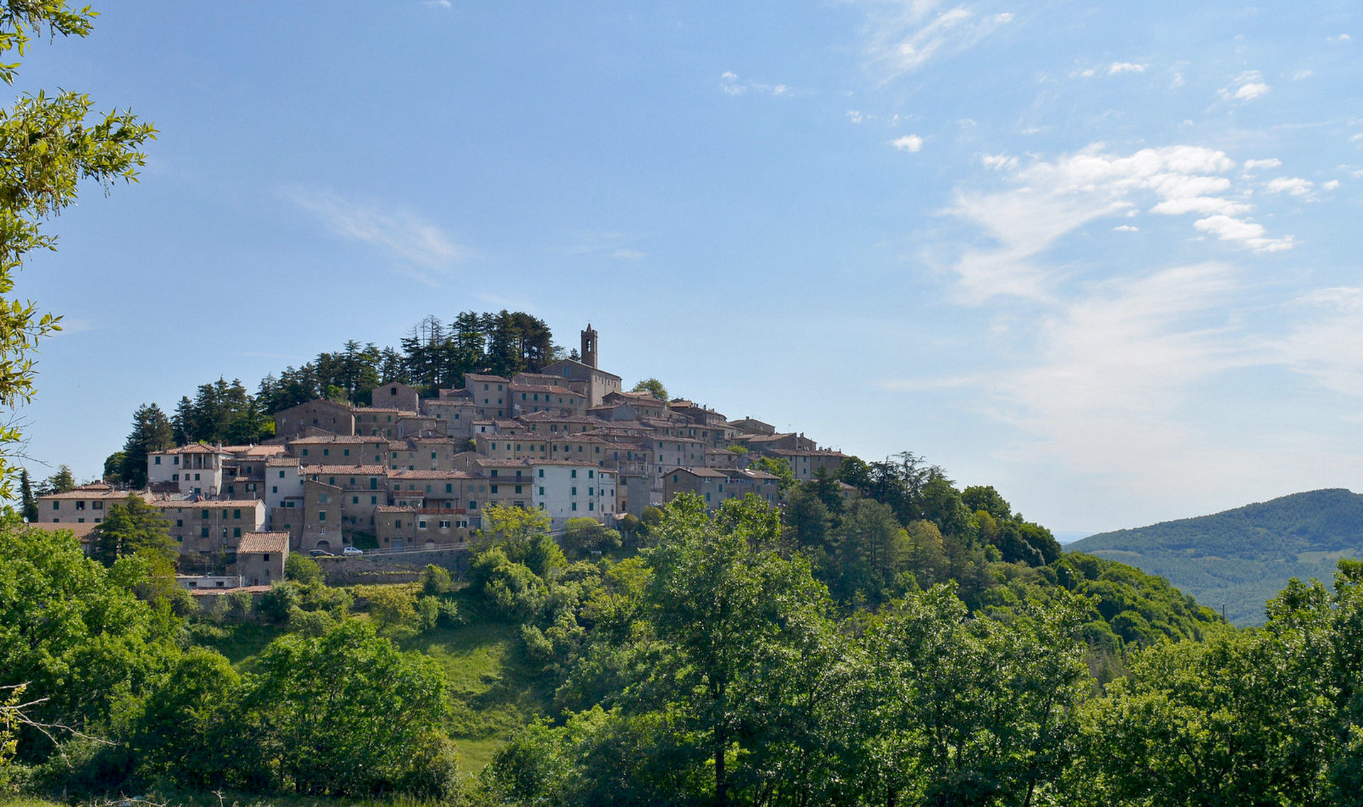 The village of Gerfalco, the Cornate and the Etruscan violet