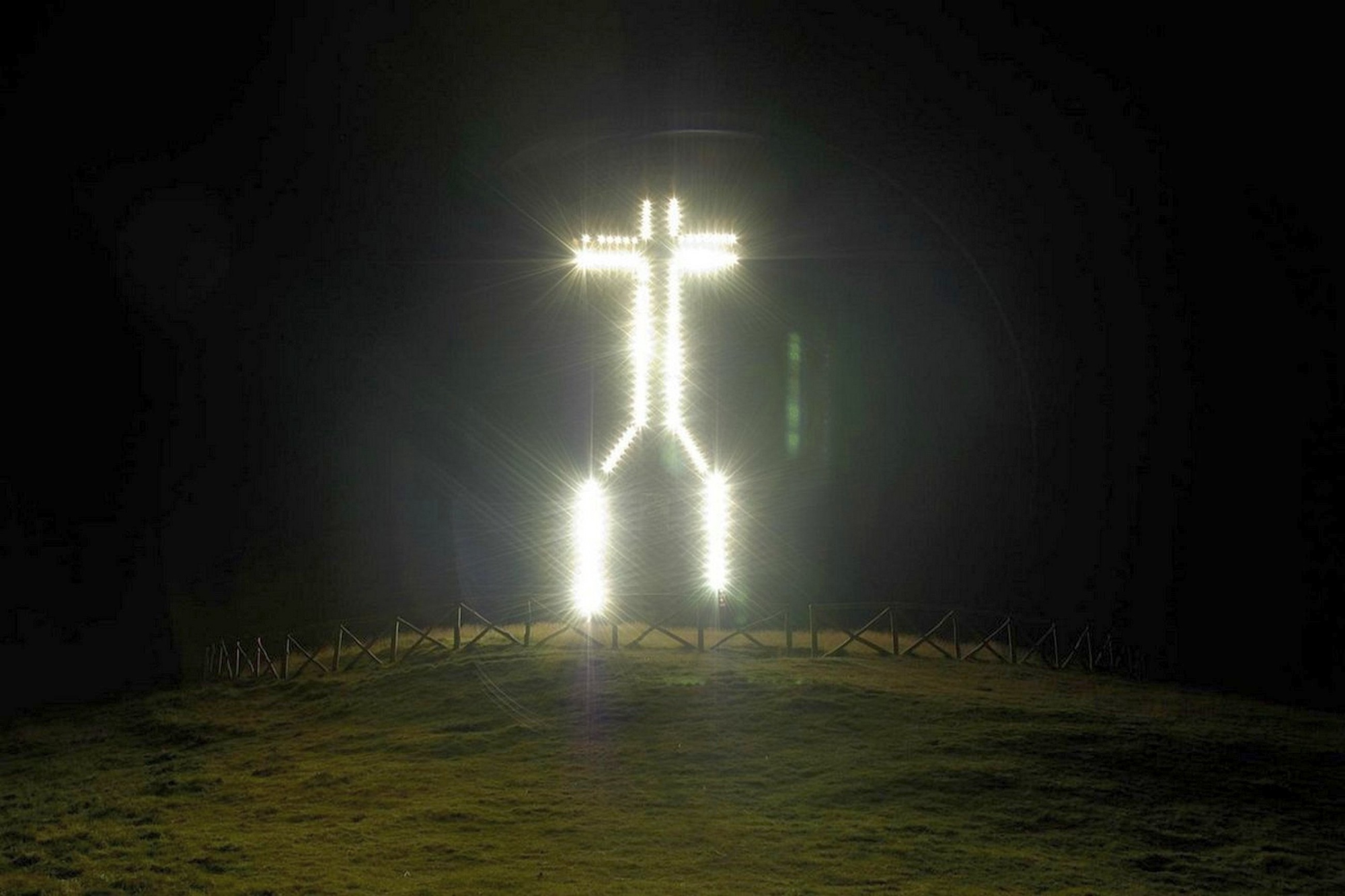 An evening walk to reach the Pratomagno Cross and admire the starry sky