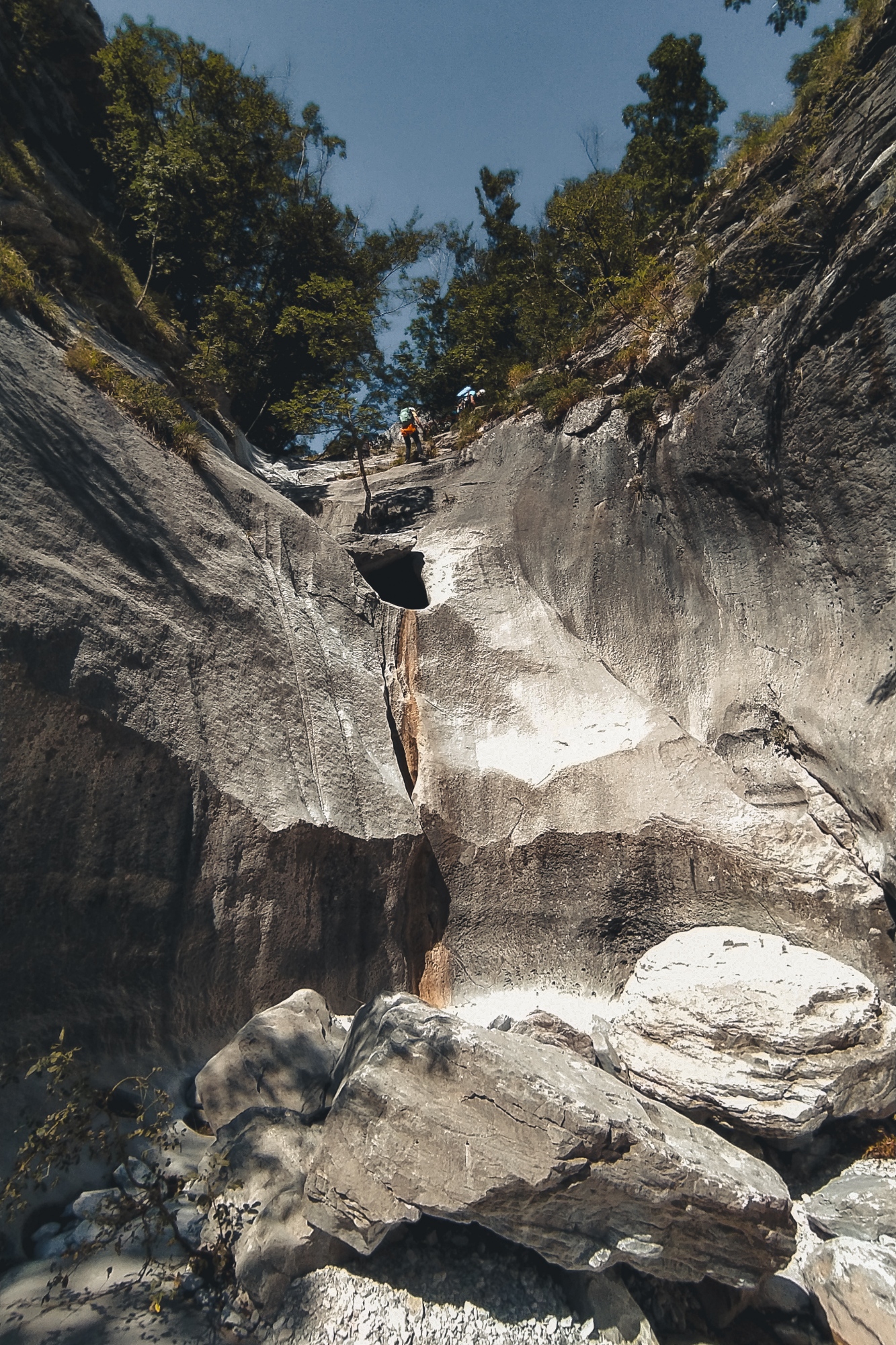 Escursione di livello avanzato alle Marmitte dei Giganti, sulle Alpi Apuane 