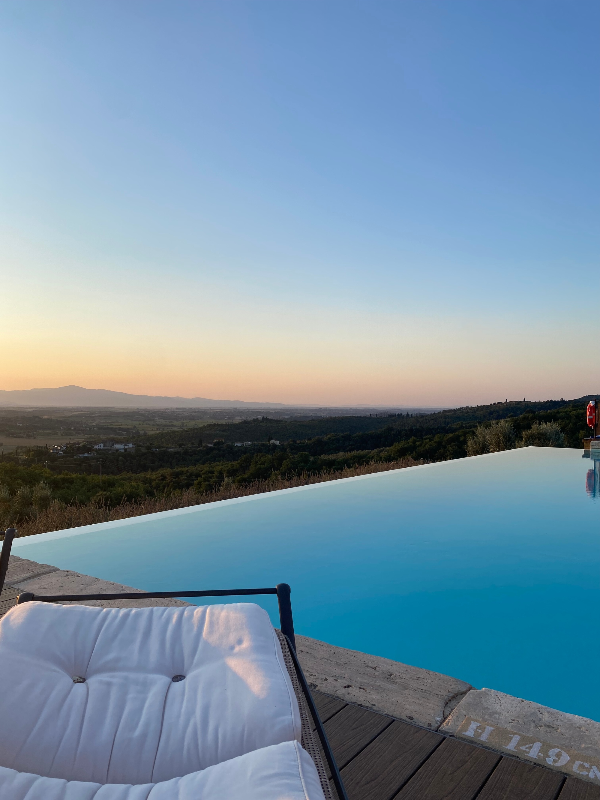 Piscina a sfioro con vista sulla Valdichiana