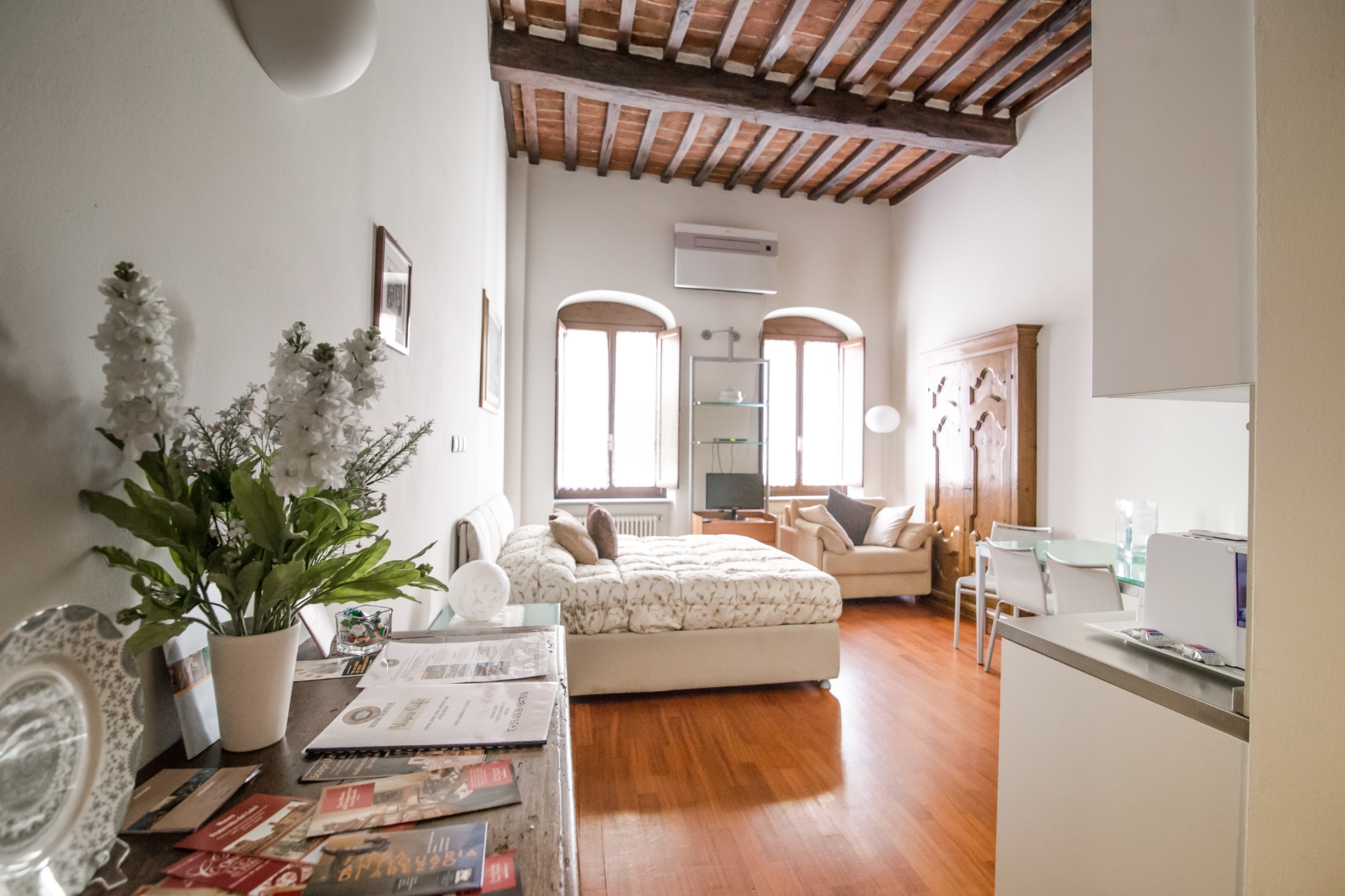 Double bedroom with parquet and exposed beams