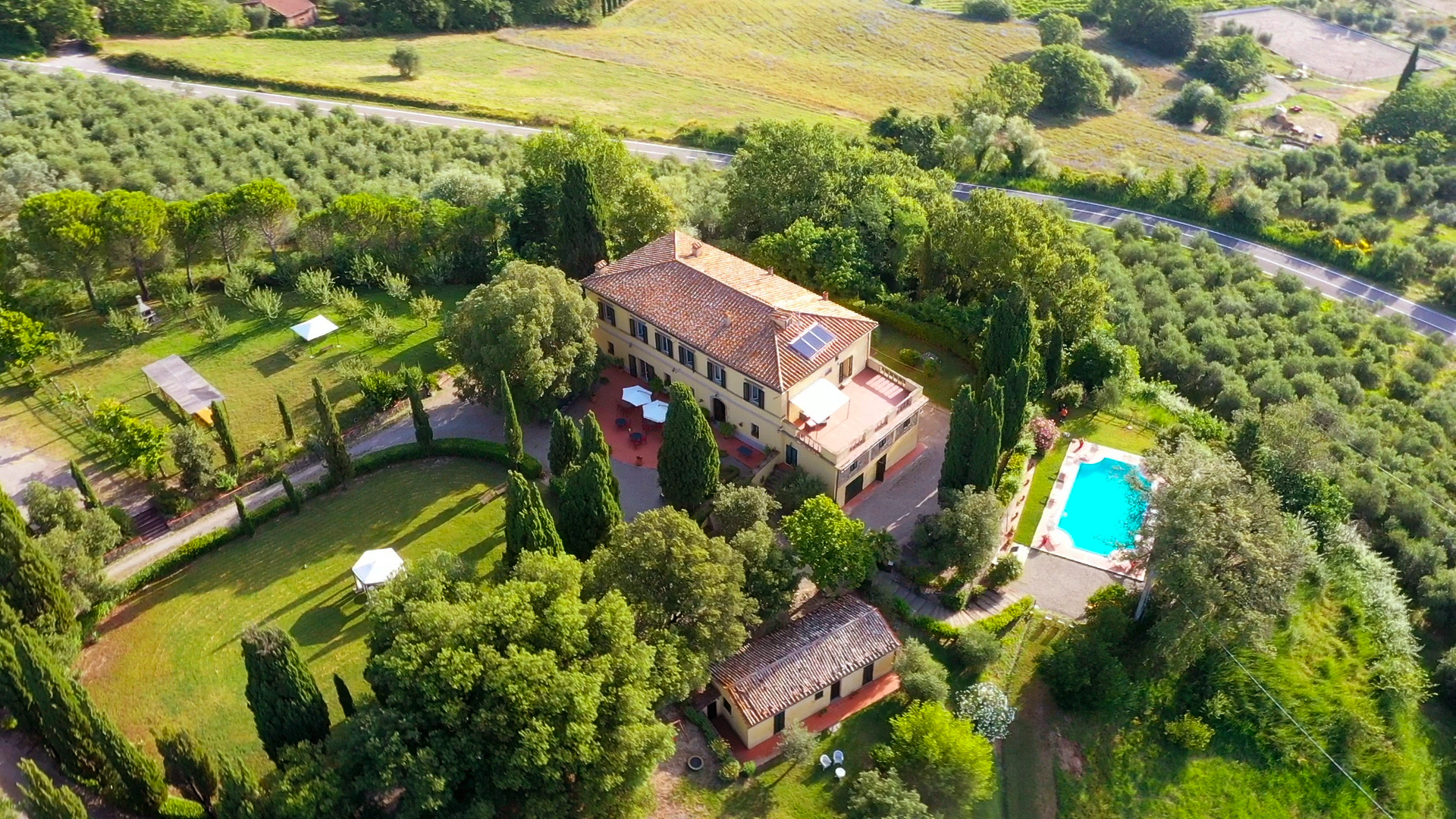 The Palazzina in Val d'Orcia is a charming farmhouse that awaits you for an exclusive holiday in the green of the Val d'Orcia