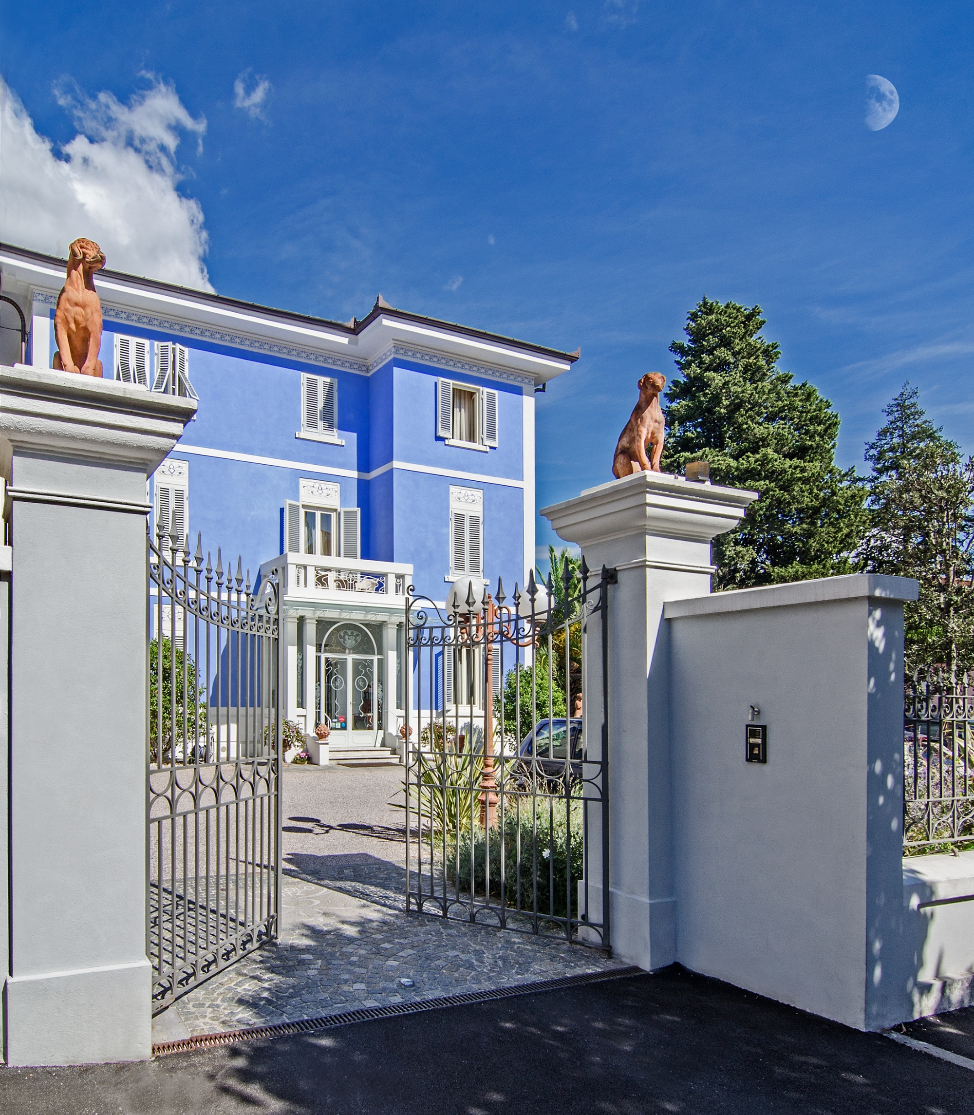 An elegant Art Noveau villa restored in 2013, today “Lucca in Azzurro”