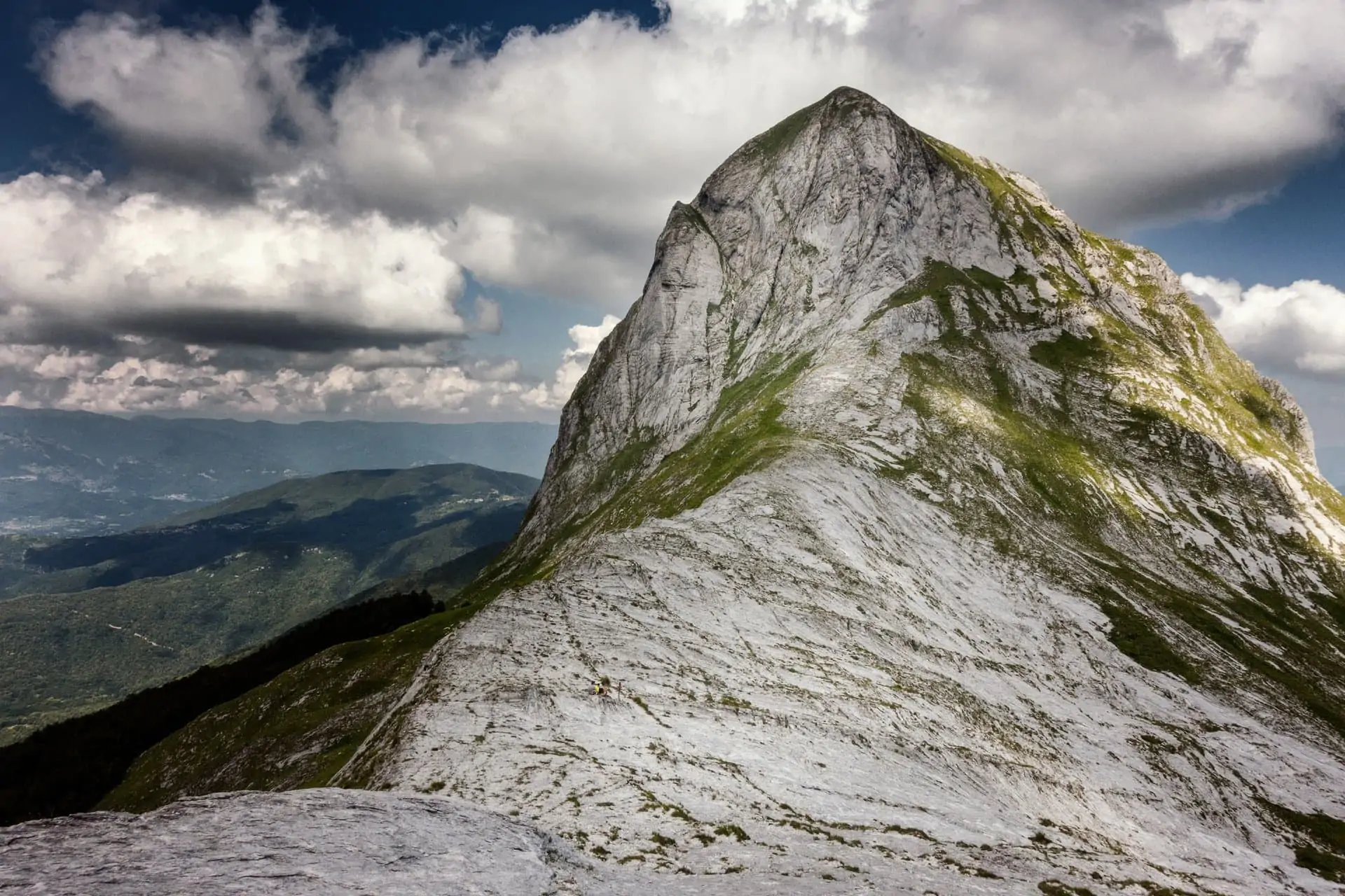 Tour verso la cima del Monte Sumbra, nelle Alpi Apuane tra i comuni di Vagli Sotto e Careggine