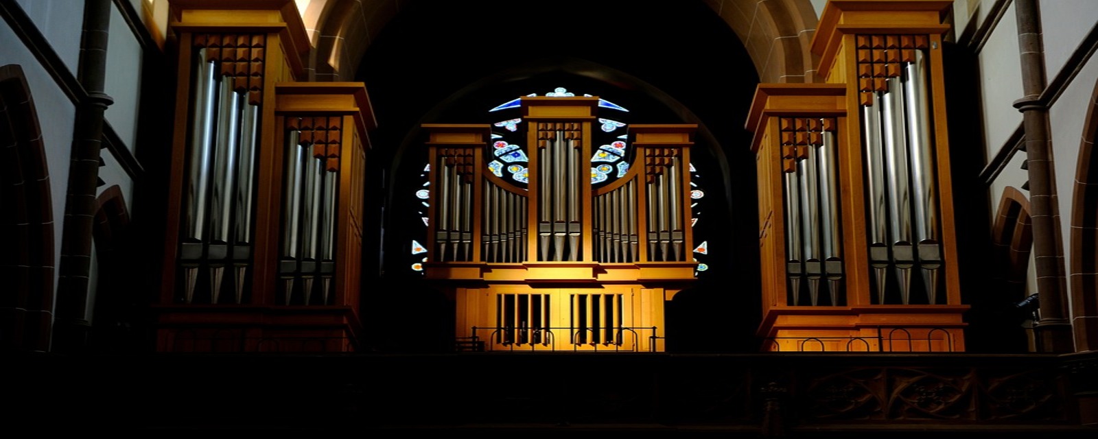 Organo in chiesa al buio