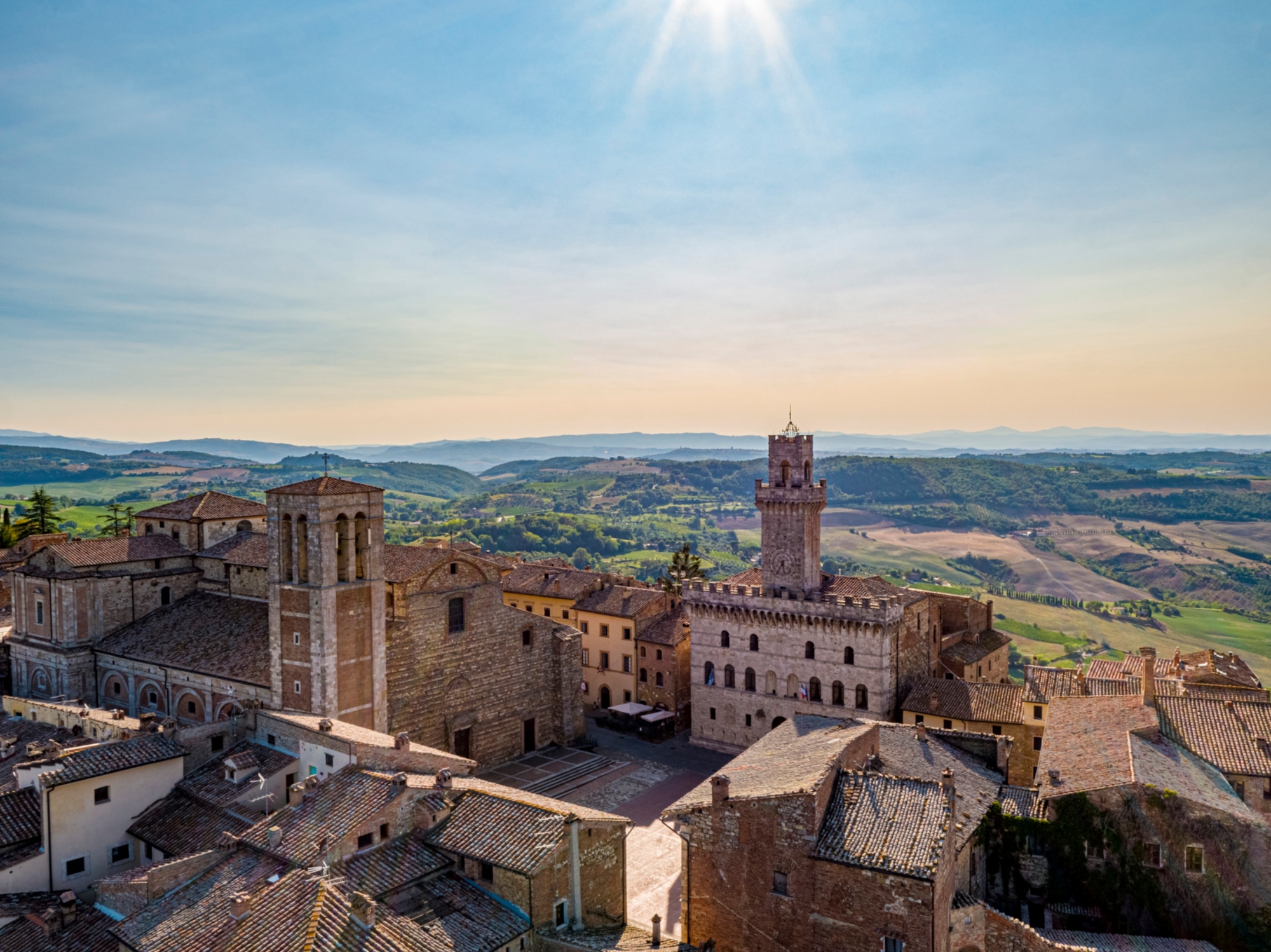 Panorama di Montepulciano con Piazza Grande, il Palazzo Comunale e il Duomo