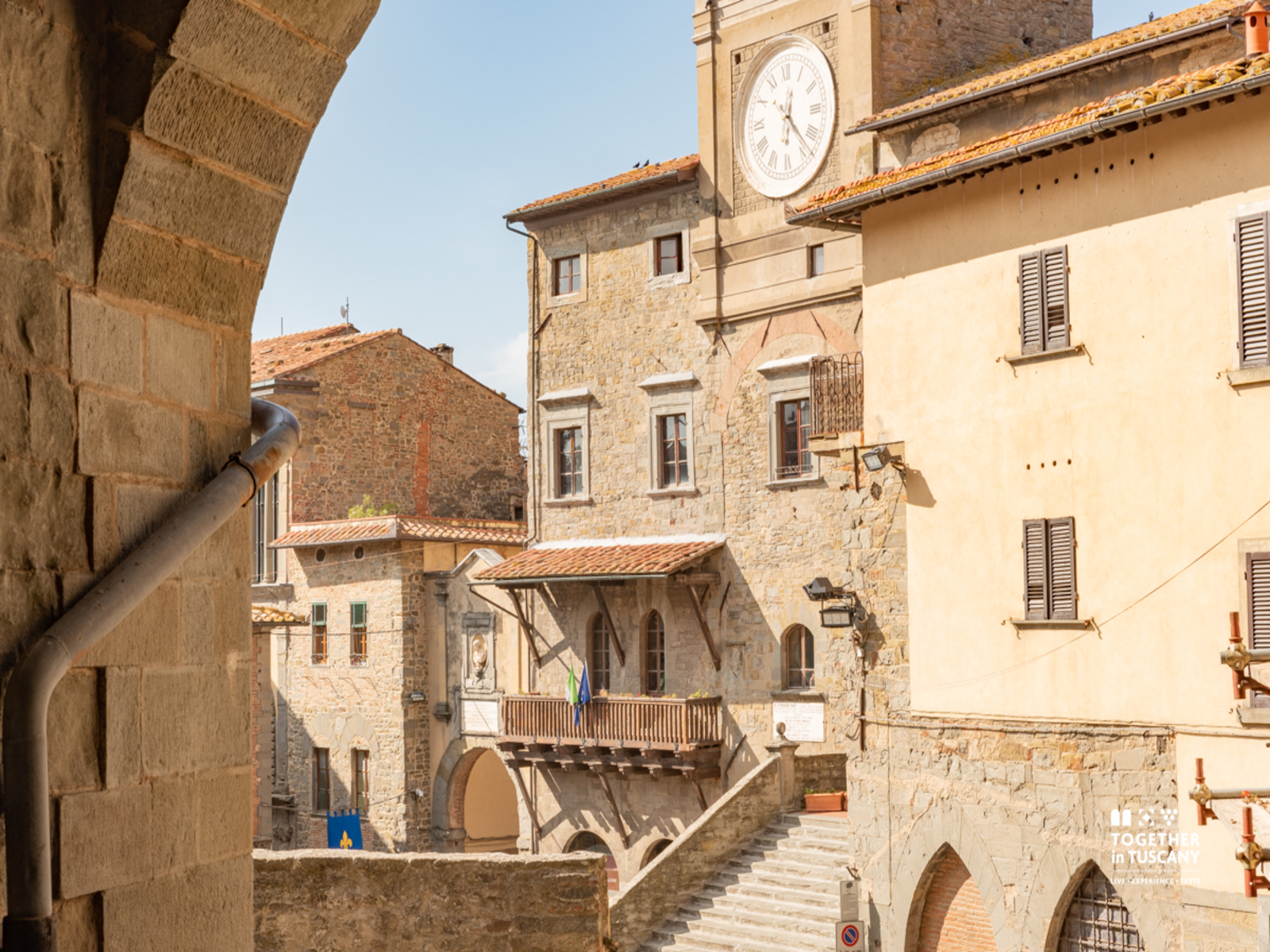 A tour through ancient palaces and narrow cobbled streets of the town of Cortona