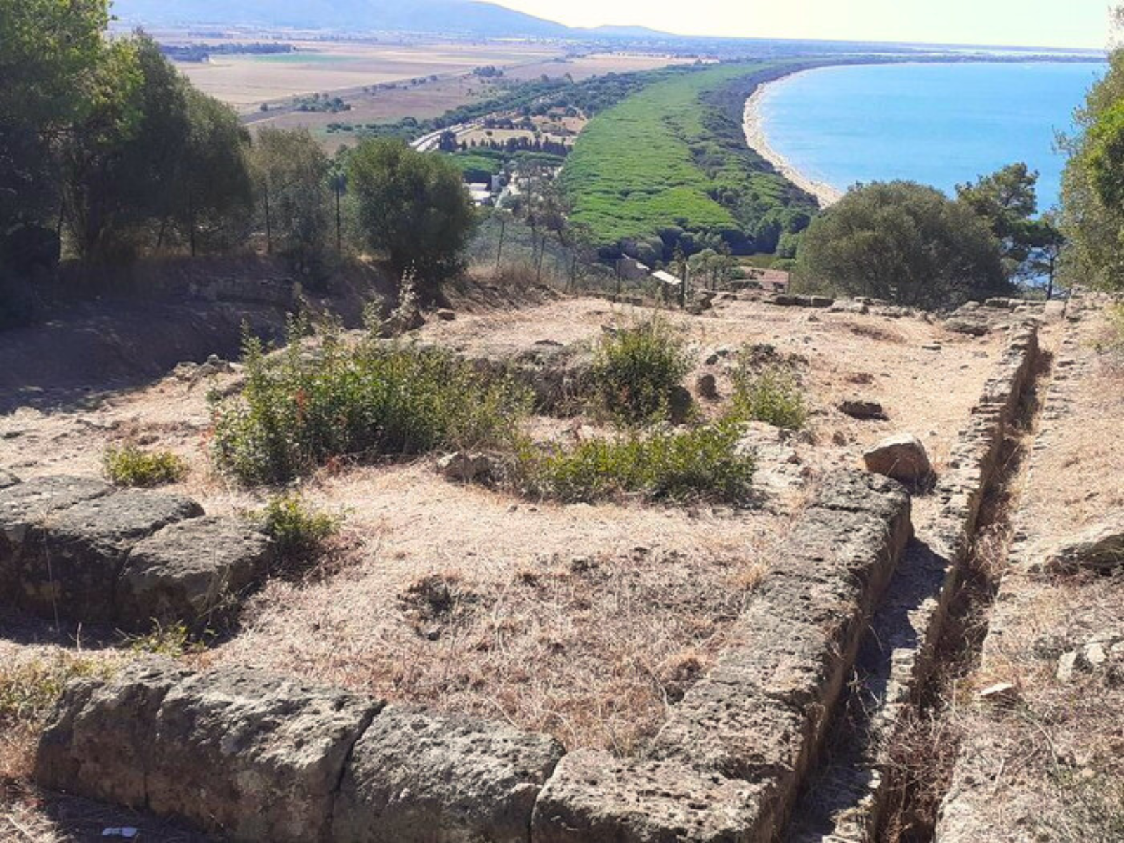 Trekking alla scoperta del sito archeologico con i resti del frontone di Talamone