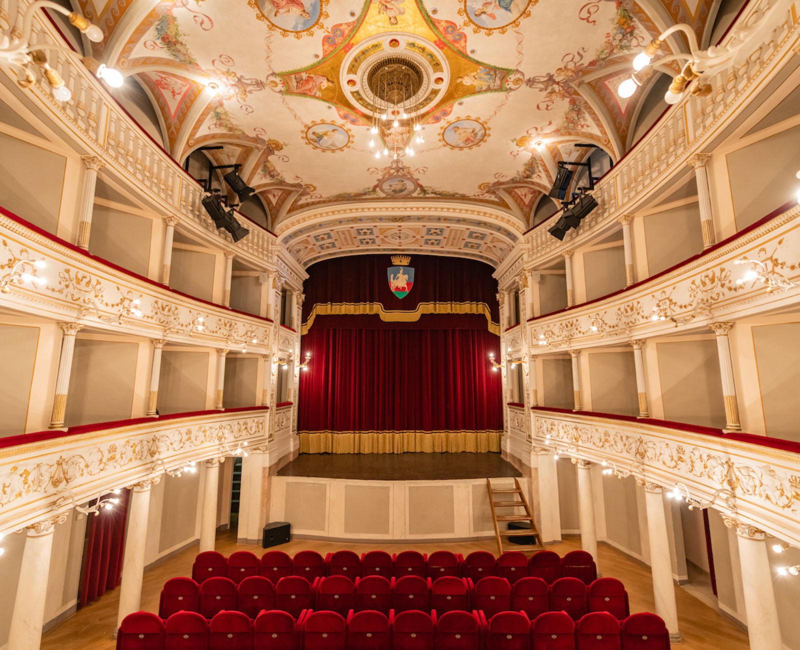 La sala del teatro Ciro Pinsuti a ferro di cavallo con 36 palchi