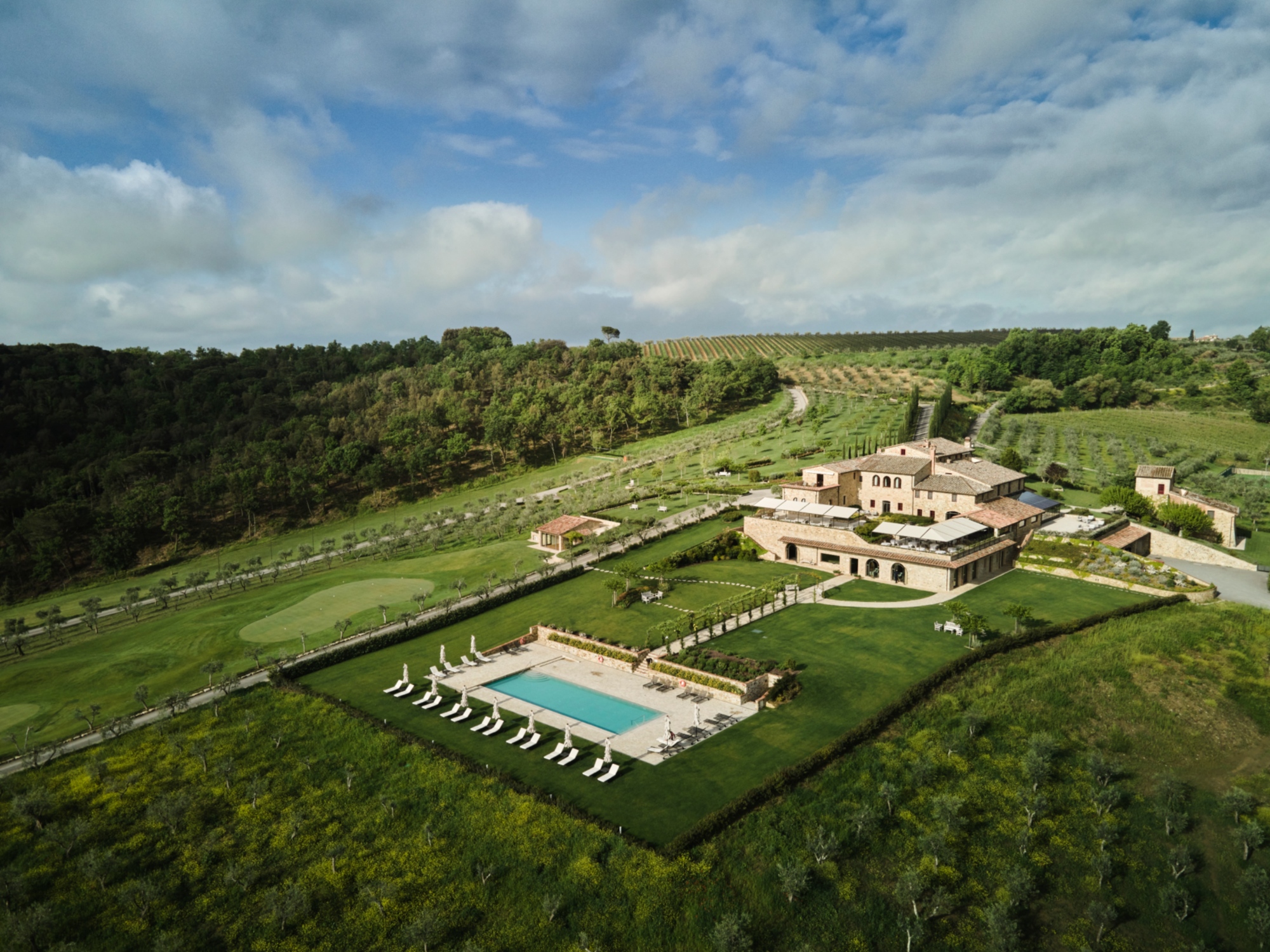 La piscina dell'albergo The Club House