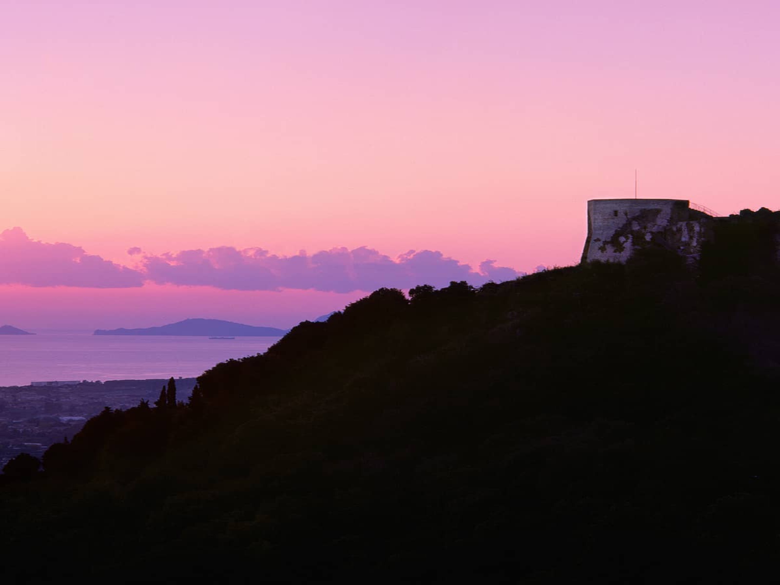 Vista del Castello Aghinolfi al tramonto, e sullo sfondo il mare.