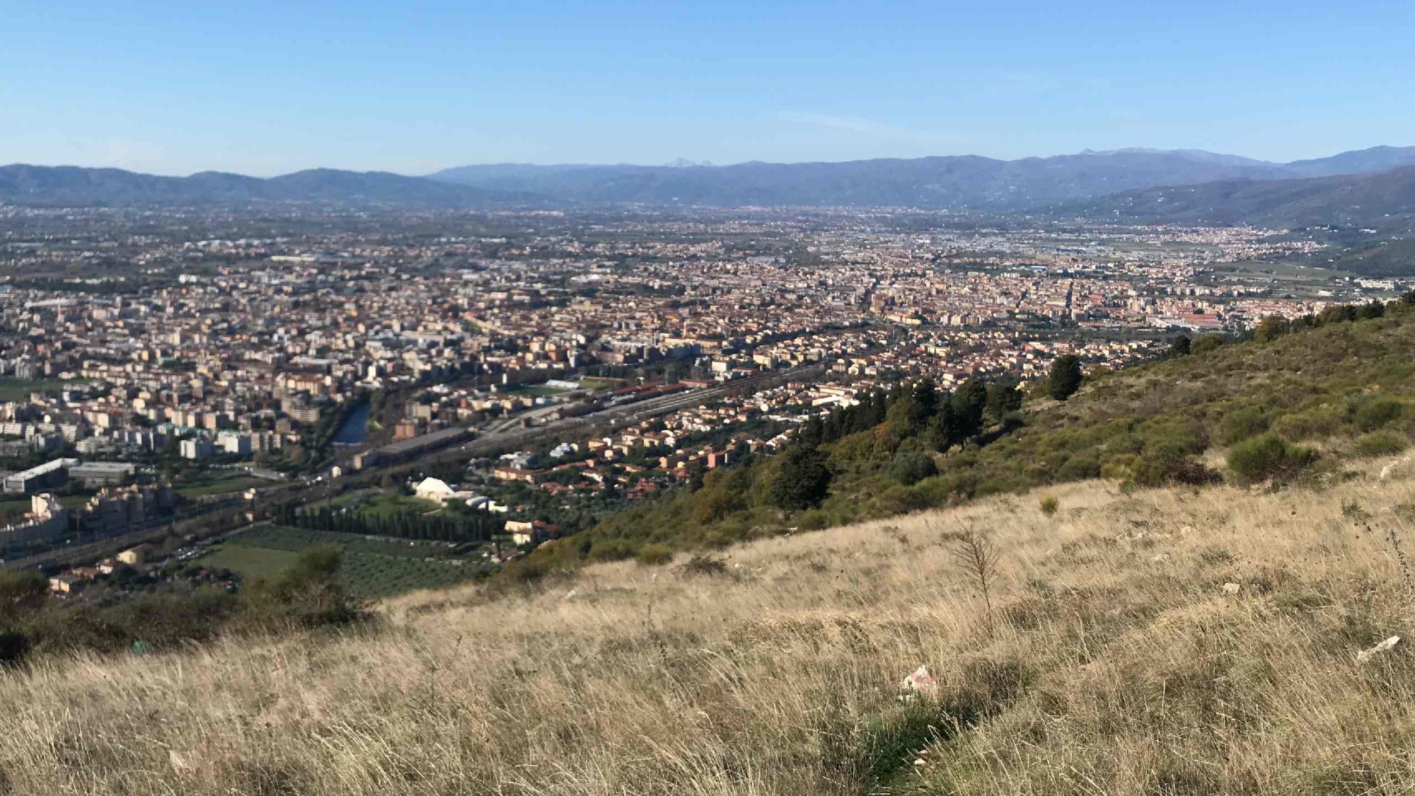 Trekking su Poggio Castiglione, terrazza naturale che dalla Calvana si affaccia sulla piana fiorentina