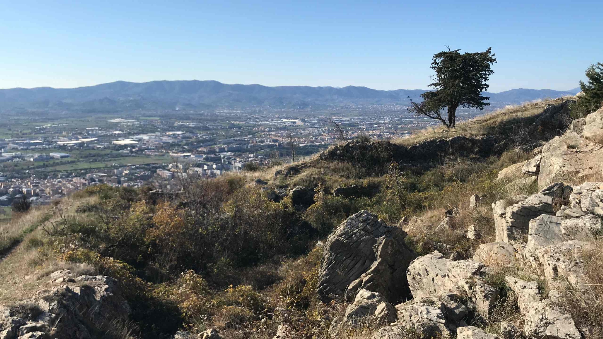 Trekking su Poggio Castiglione, terrazza naturale che dalla Calvana si affaccia sulla piana fiorentina