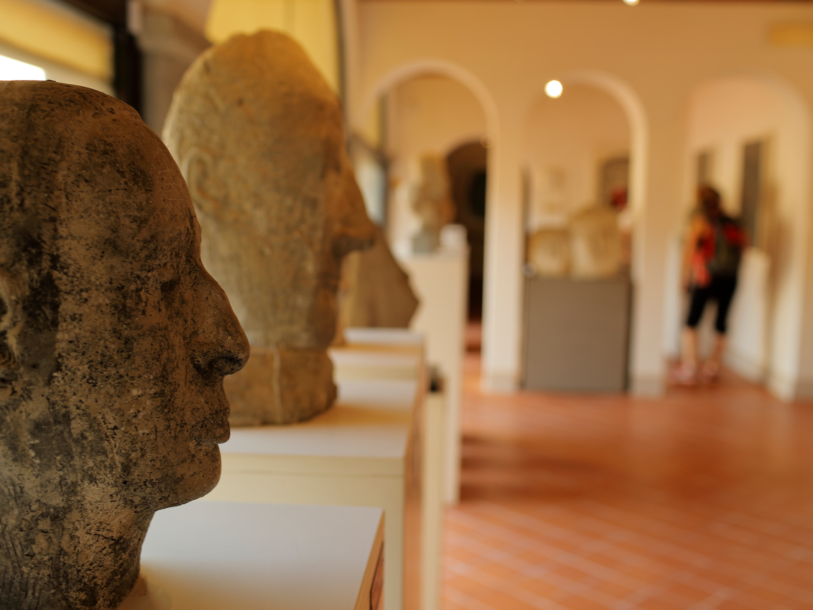 Ein Raum des Museo Venturino Venturi in Loro Ciuffenna mit den berühmten Steinstatuen-Porträts, die der Künstler geschaffen hat